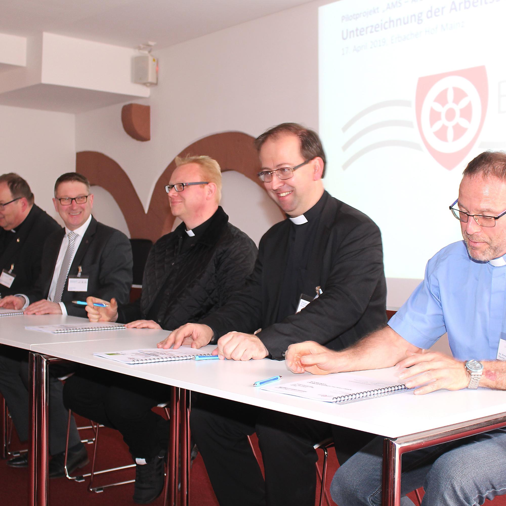 Mainz, 17. April 2019: Als erste Pfarreien in Deutschland haben fünf Kirchengemeinden im Bistum Mainz die Sicherheit und die Gesundheit für ihre haupt- und ehrenamtlich Beschäftigten mit einem Arbeitsschutzmanagementsystem (AMS) organisiert.