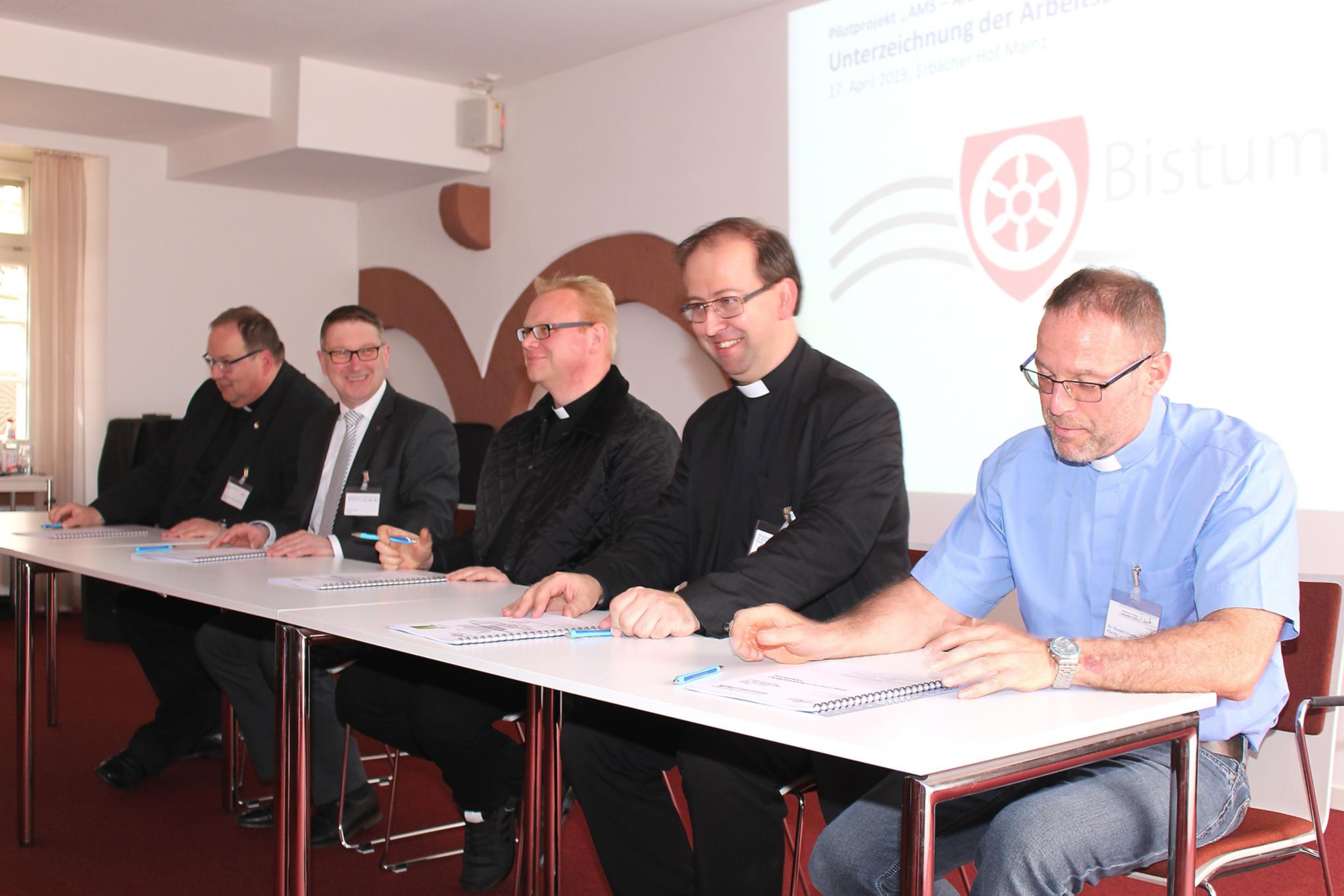 Mainz, 17. April 2019: Als erste Pfarreien in Deutschland haben fünf Kirchengemeinden im Bistum Mainz die Sicherheit und die Gesundheit für ihre haupt- und ehrenamtlich Beschäftigten mit einem Arbeitsschutzmanagementsystem (AMS) organisiert.