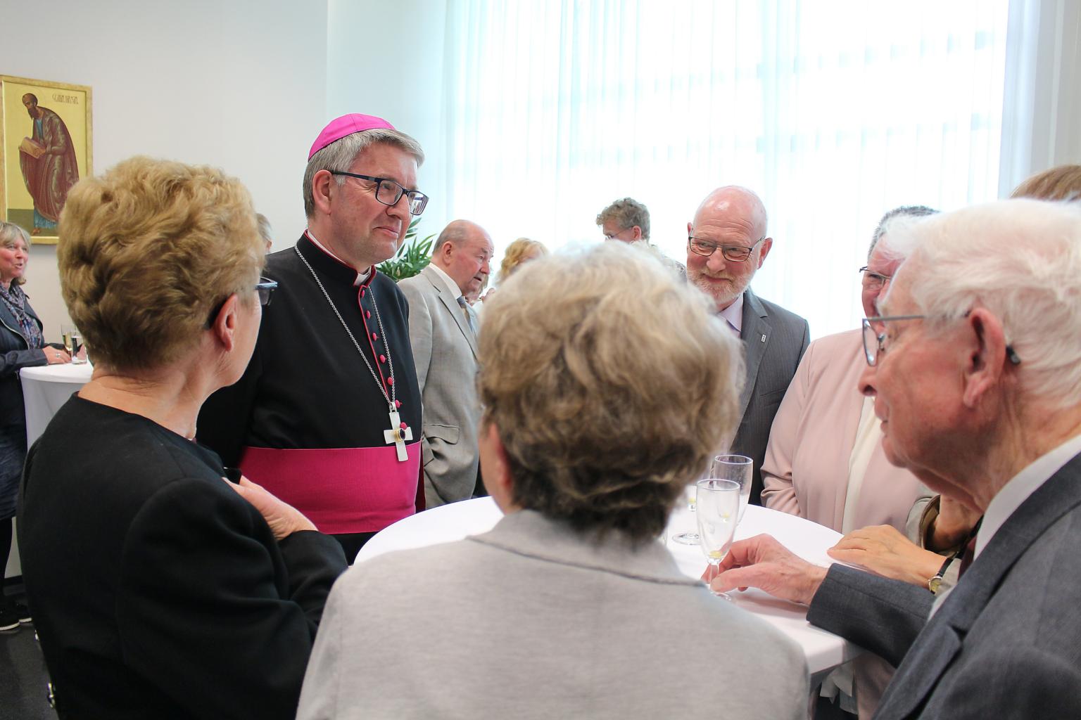 Darmstadt, 3. Mai 2019: Bischof Peter Kohlgraf im Gespräch beim Jubiläum 