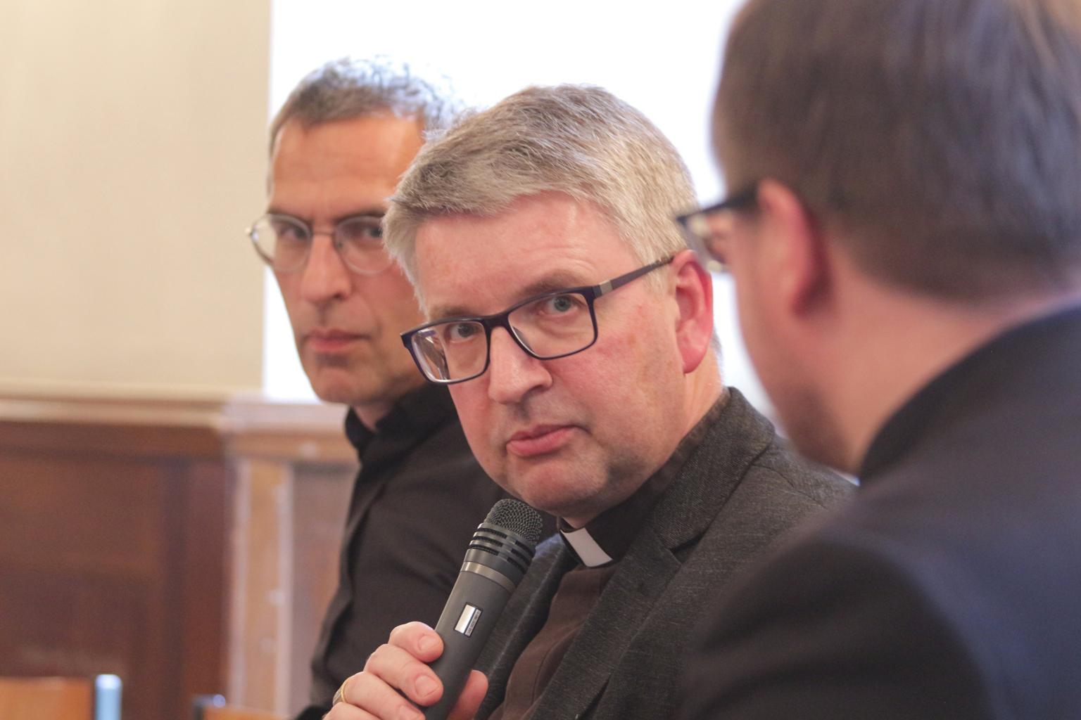 Mainz, 31. Mai 2019: Nach seinem Impuls ging Bischof Peter Kohlgraf rund 90 Minuten lang auf die Fragen der Priester ein. (c) Bistum Mainz / Blum