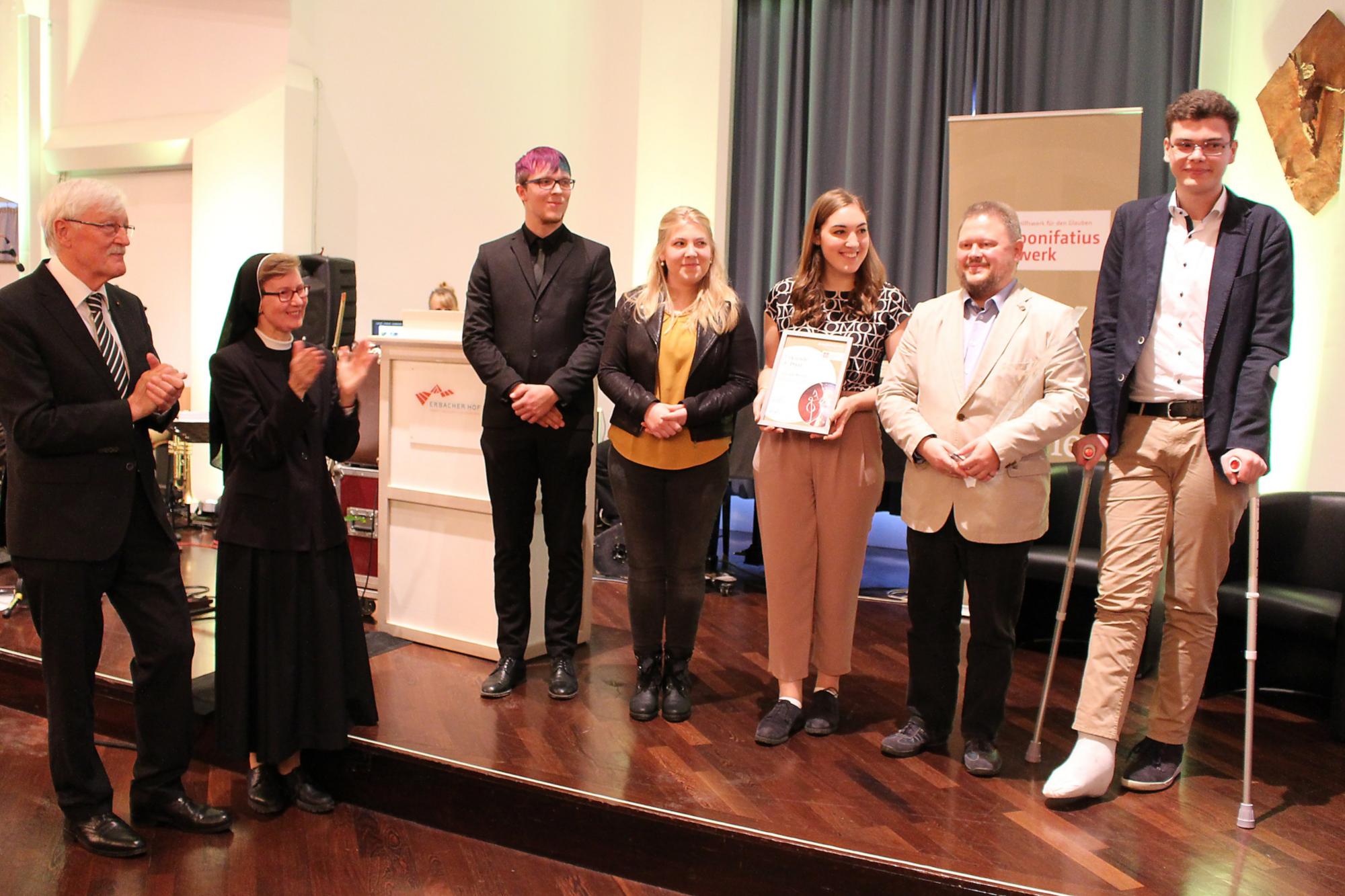 Mainz, 3. November 2019: Die Vertreter des Kinderzeltlagers der Pfarrgruppe Alzeyer Hügelland nahmen für ihren „Escape-Room“ bei der 72-Stunden-Aktion den dritten Preis entgegen. (c) Bistum Mainz / Blum