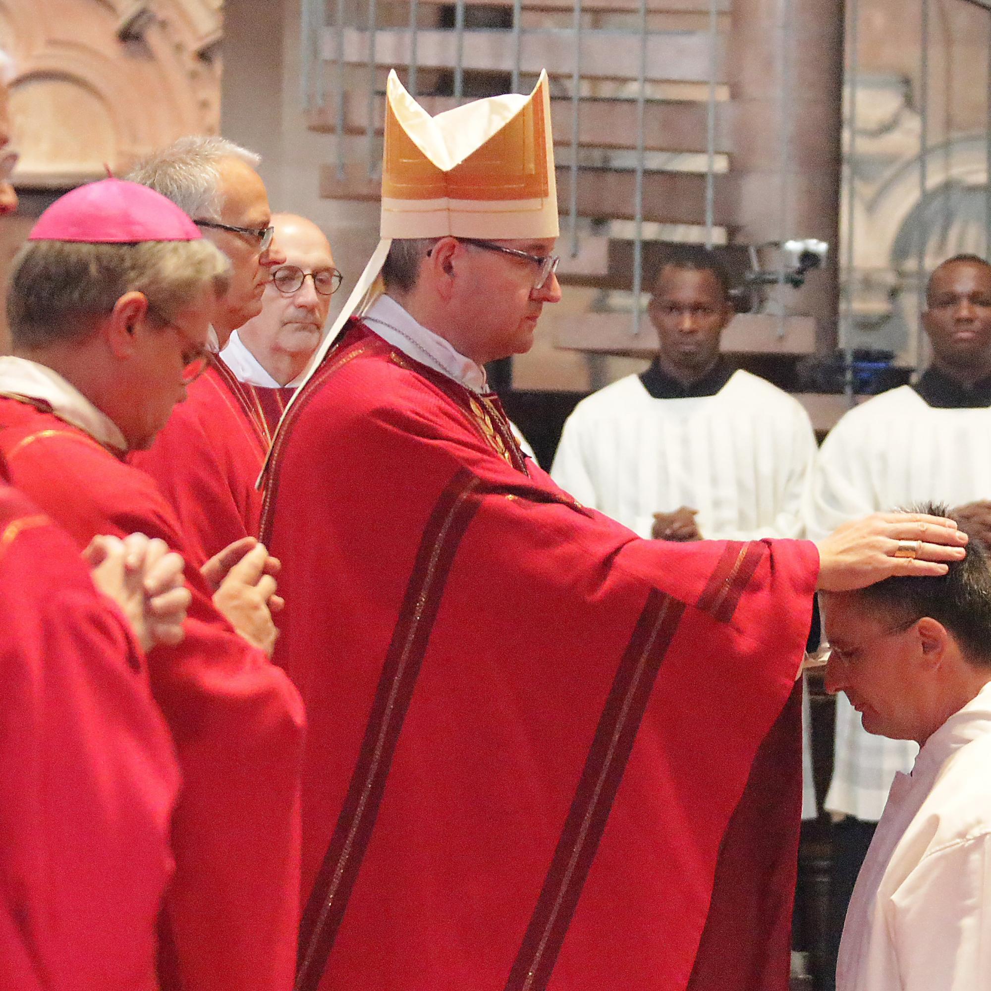 Mainz, 30. November 2019: Bischof Peter Kohlgraf legt Matthias Görtz die Hände auf.