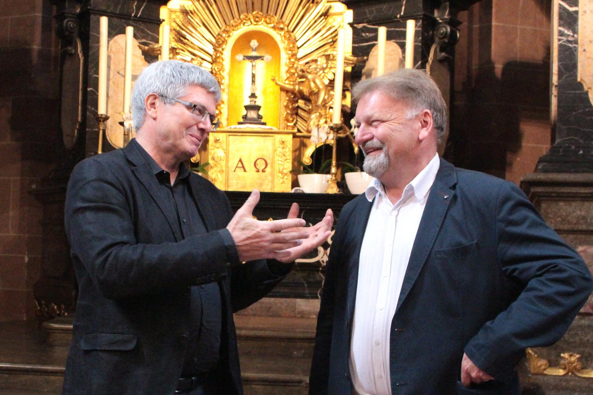 Thomas Klumb (rechts) im Mai 2018 bei der Vorstellung des VR-Brillen-Projektes im Wormser Dom zusammen mit Dr. Michael Klein, Leiter des Institutes für Neue Medien Frankfurt, welches das VR-Projekt maßgeblich unterstützt hat.