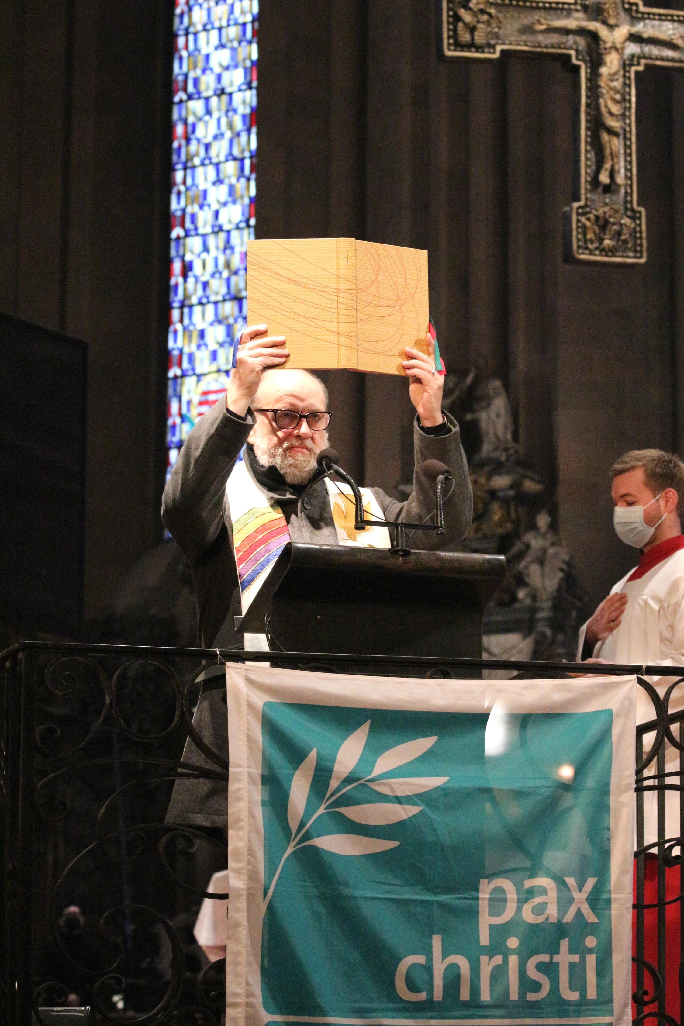 Mainz, 17. Janaur 2021: Pfarrer Michael Baunacke, Geistlicher Beirat von Pax Christi im Bistum Mainz, beim Evangelium.