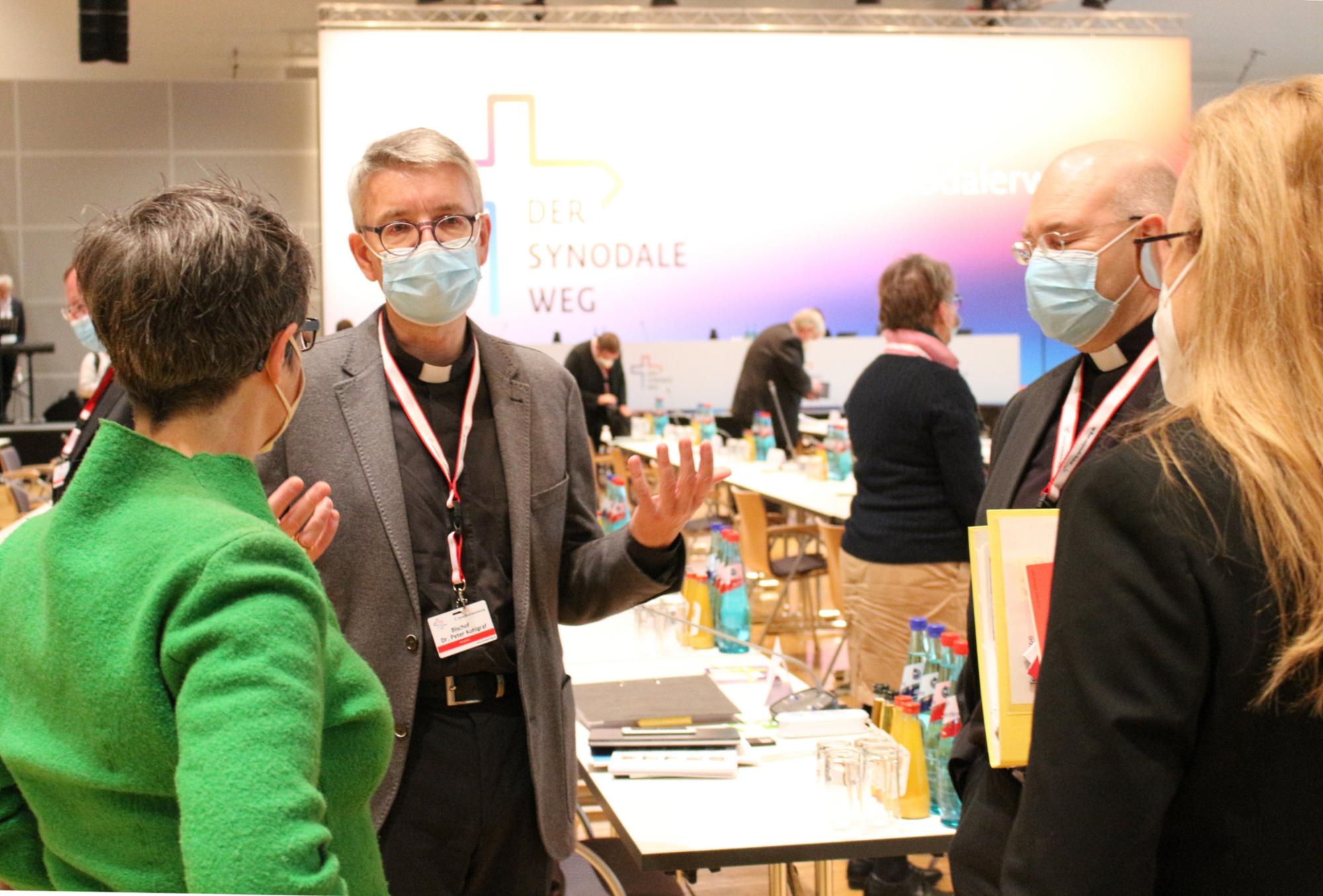 Bischof Peter Kohlgraf im Gespräch während der Zweiten Synodalversammlung in Frankfurt