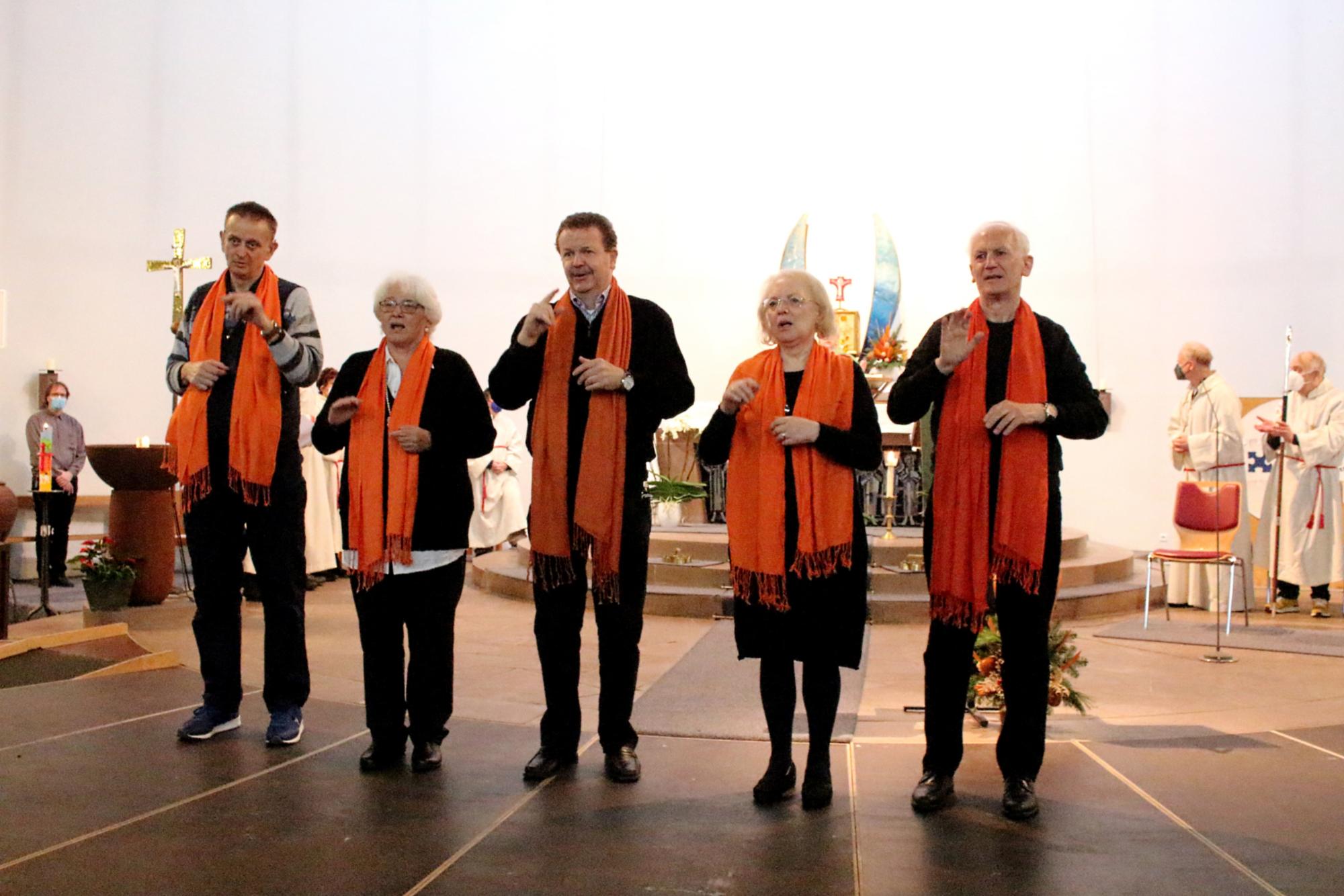 Mainz, 14. November 2021: In St. Petrus Canisius gibt es zur musikalischen Gestaltung auch die Gebärdenschola. (c) Bistum Mainz / Blum