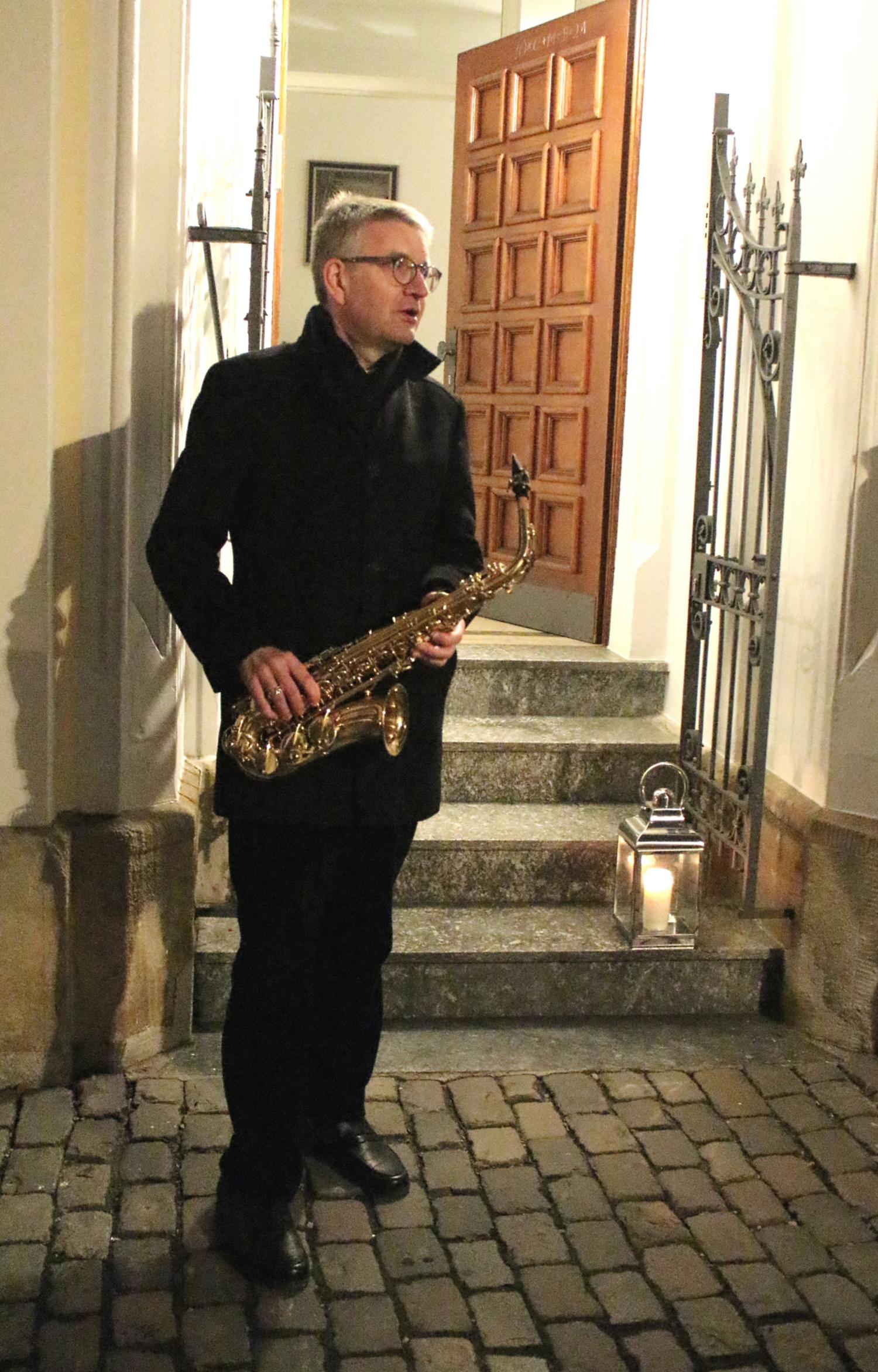 Mainz, 15. Dezember 2021: Straßenmusik mit dem Mainzer Bischof Peter Kohlgraf in der Domstraße. (c) Bistum Mainz / Blum