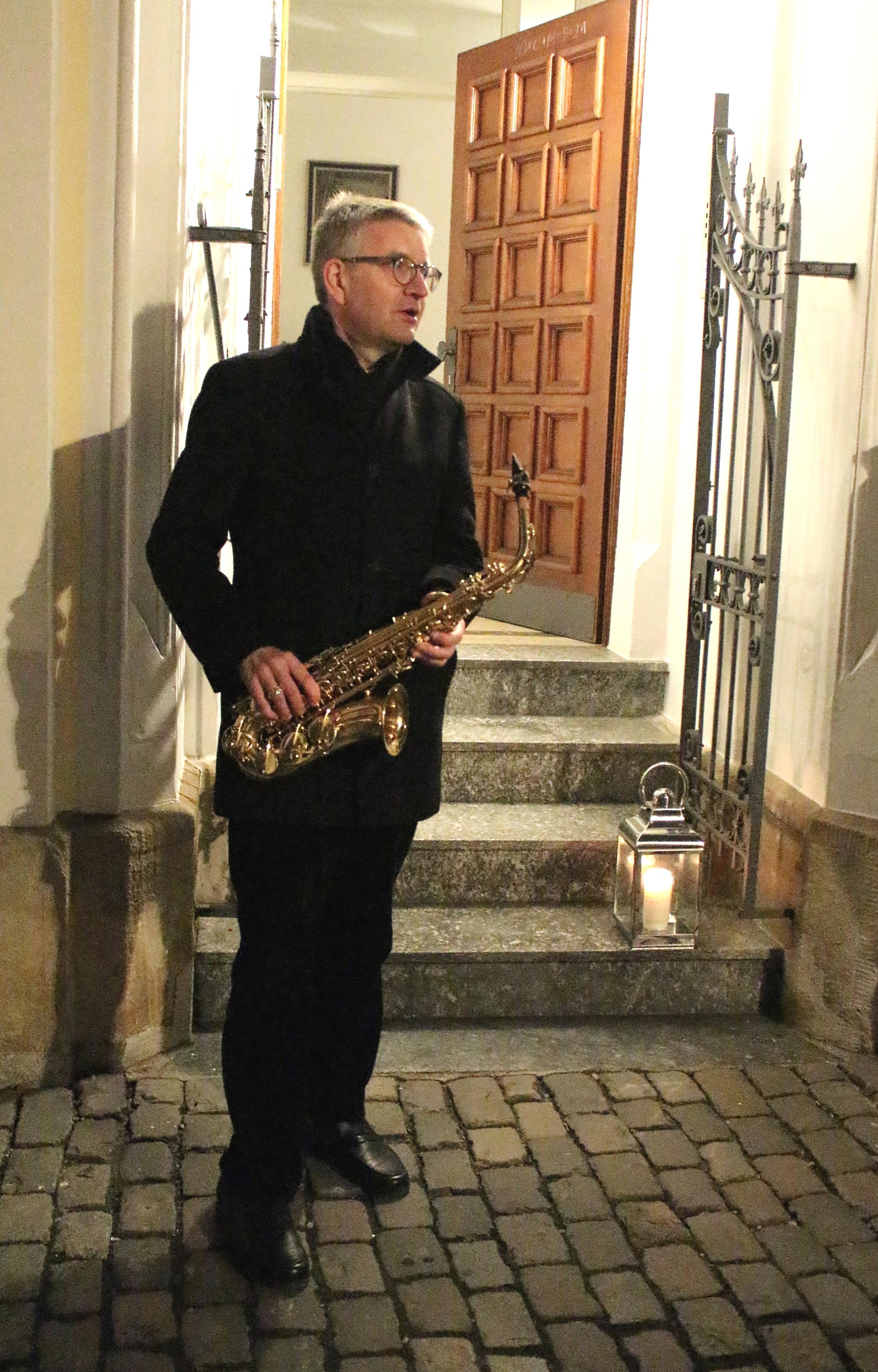 Mainz, 15. Dezember 2021: Straßenmusik mit dem Mainzer Bischof Peter Kohlgraf in der Domstraße.