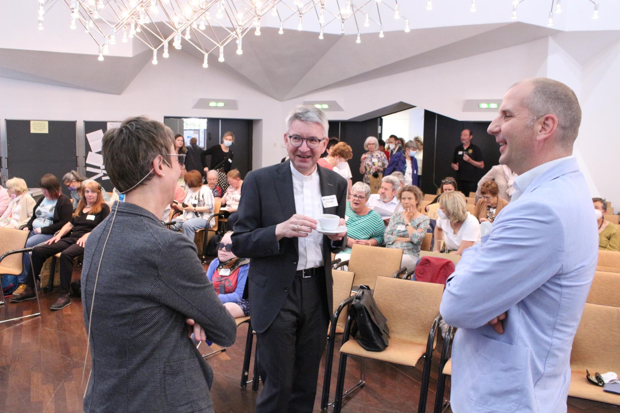 Mainz, 14. Mai 2022: Bischof Peter Kohlgraf im Gespräch mit Elisabeth Eicher (links) und Gereon Geissler (rechts). (c) Bistum Mainz / Blum