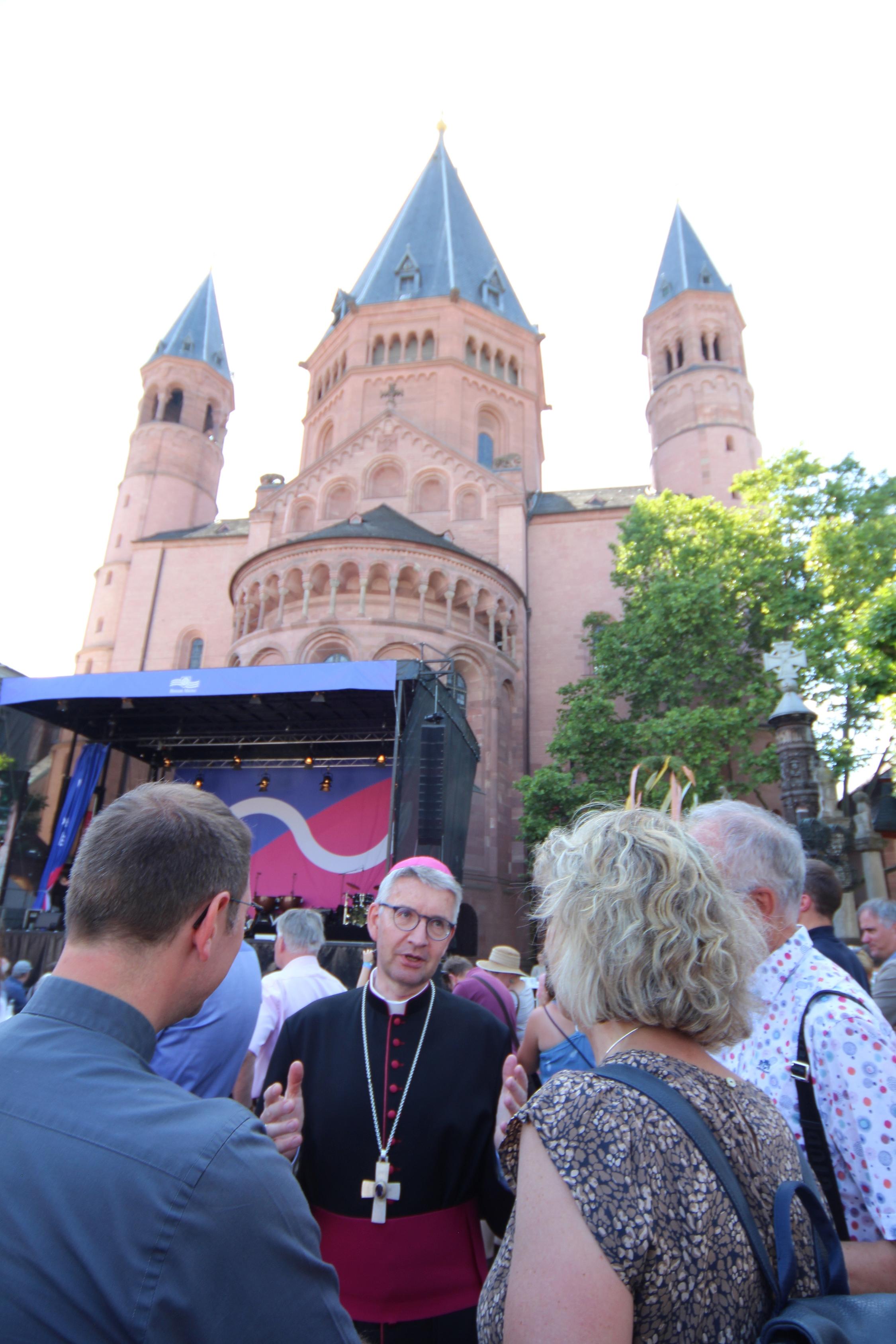 Mainz, 12. Juni 2022: Bischof Peter Kohlgraf im Gespräch beim Richtfest auf dem Liebfrauenplatz.