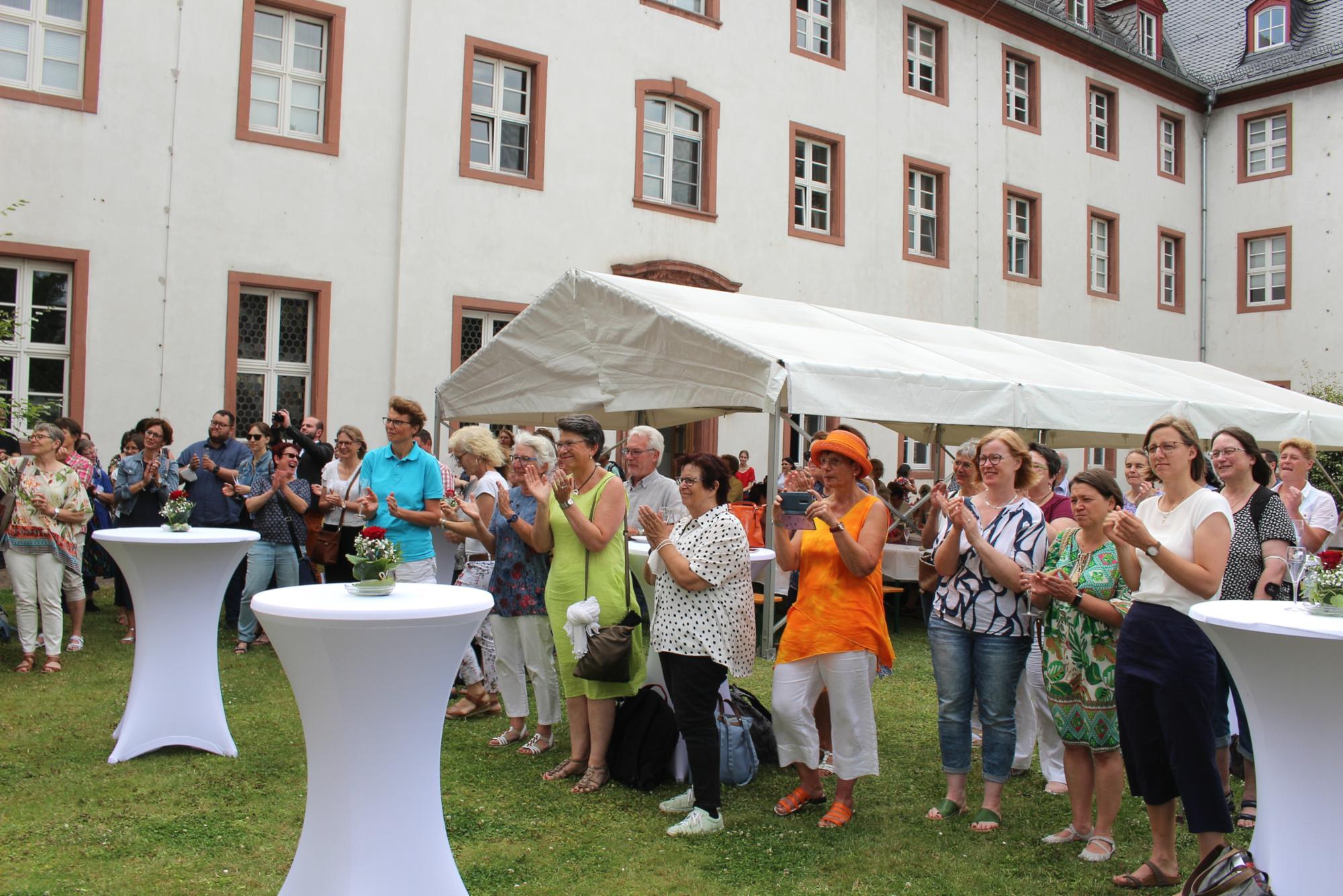 Mainz, 14. Juli 2022: Gefeiert wurde anschließend im Garten des Priesterseminars. (c) Bistum Mainz / Blum