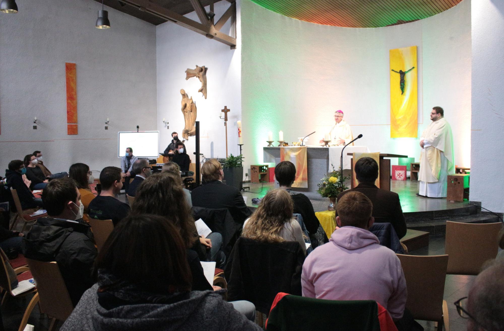 Mainz, 5. November 2022: Kohlgraf feierte den Gottesdienst zusammen mit dem BDKJ-Diözesanpräses und Diöze-sanjugendseelsorger, Pfarrer Daniel Kretsch, in der Kapelle des Jugendhauses Don Bosco in Mainz. (c) Bistum Mainz / Blum