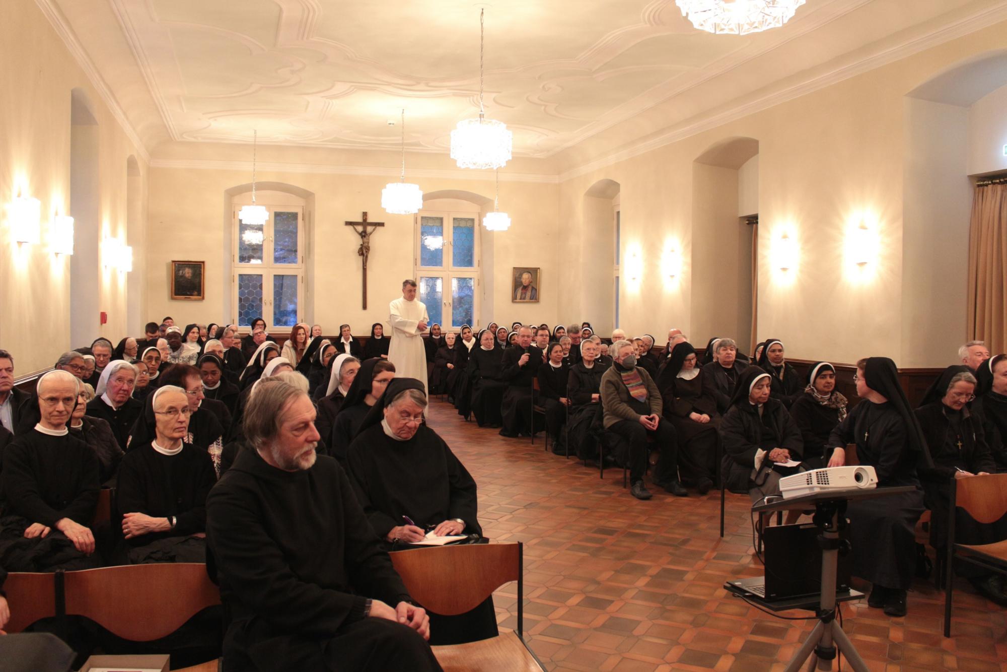 Mainz, 2. Februar 2023: Rund 100 Ordensleute, Mitglieder aus Säkular-Instituten und geweihte Jungfrauen waren zu dem Treffen ins Mainzer Priesterseminar gekommen. (c) Bistum Mainz / Blum