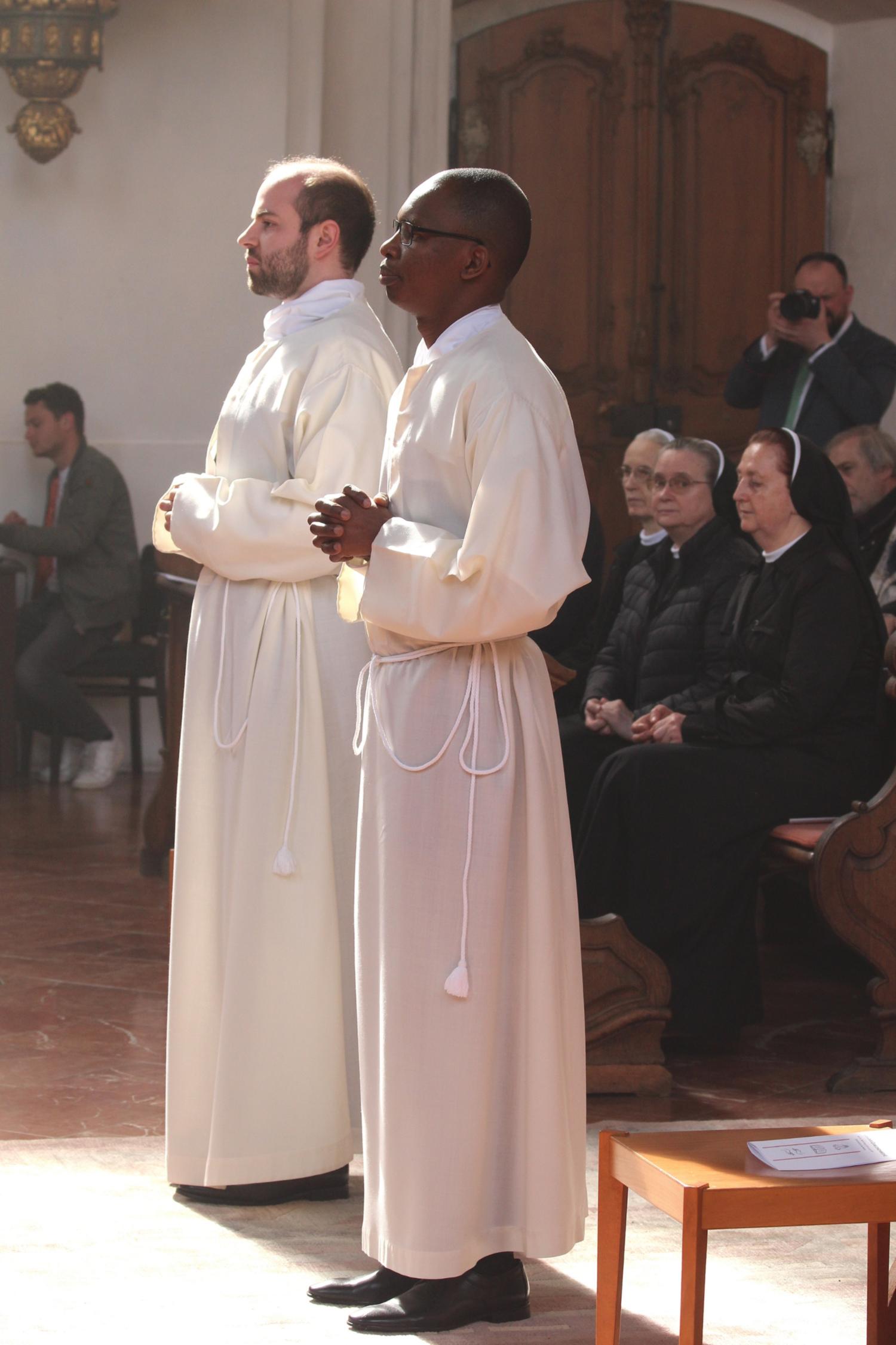 Mainz, 22. April 2023: Thomas Kettel (links) und Nonso Anthony Nwadiogbu wurden zu Diakonen geweiht. (c) Bistum Mainz / Blum