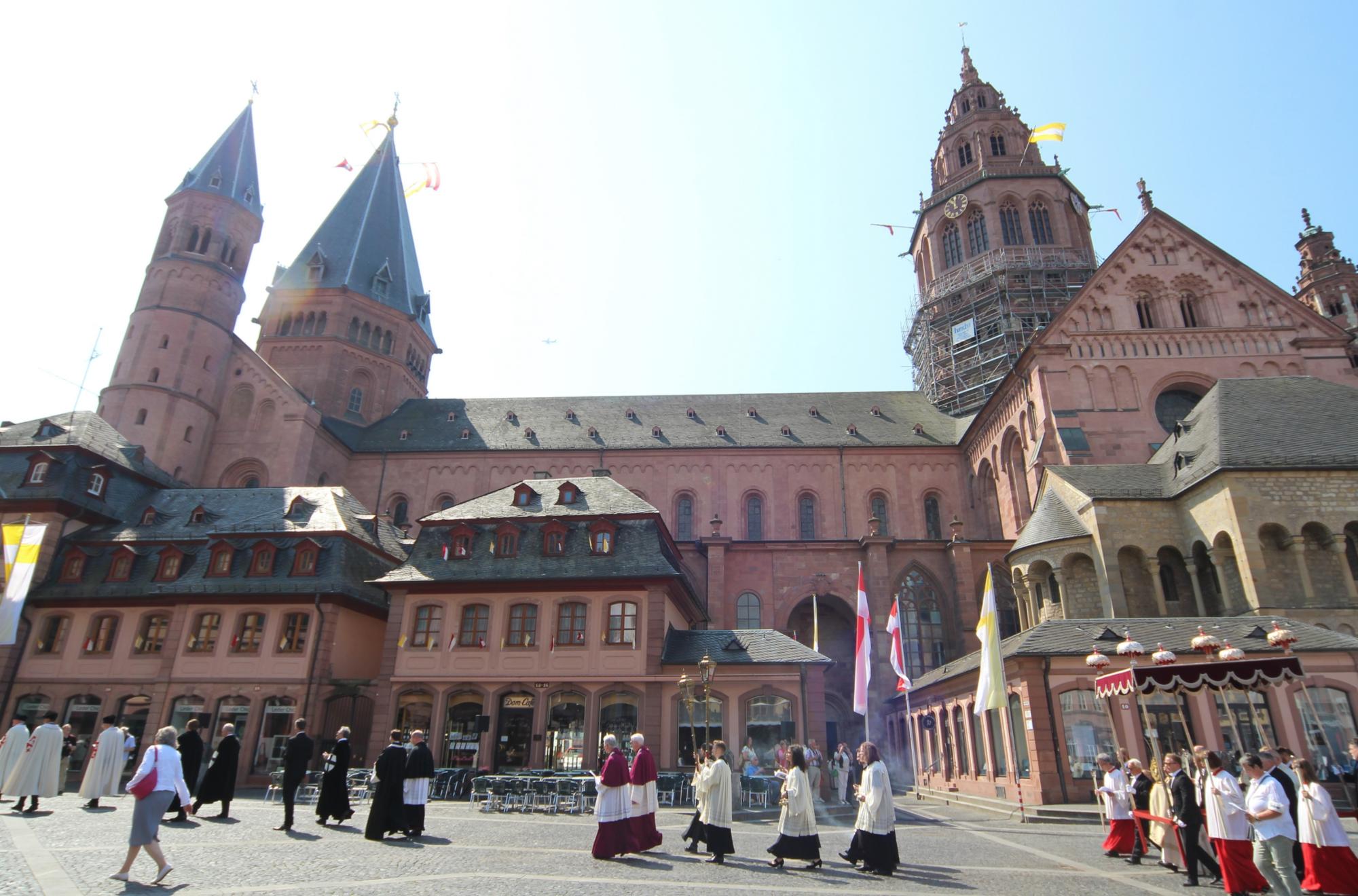 Mainz, 8. Juni 2023: Die Fronleichnamsprozession vor dem Mainzer Dom. (c) Bistum Mainz / Blum