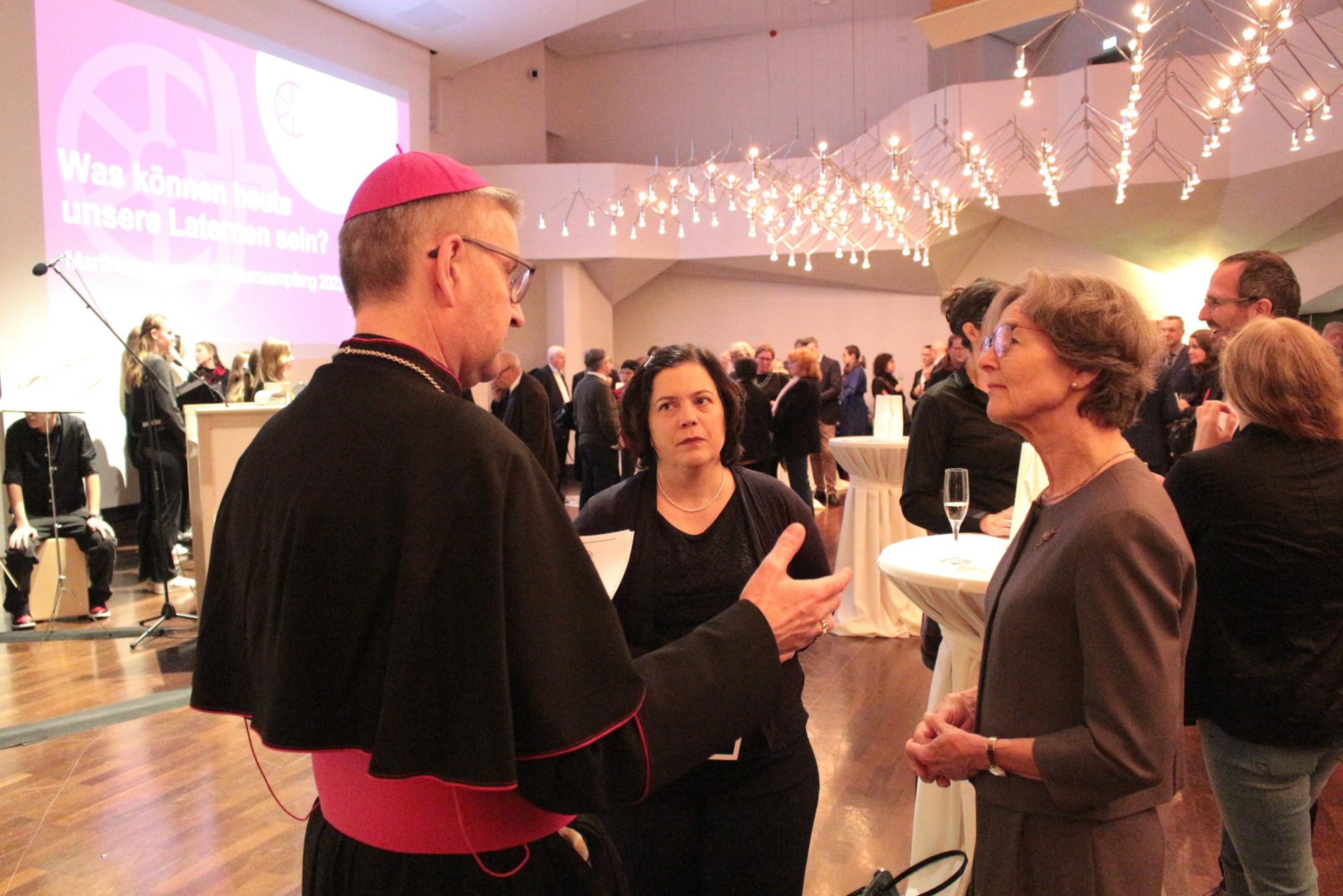 Mainz, 12. November 2023: Bischof Peter Kohlgraf im Gespräch mit Stephanie Rieth (Mitte) und Dr. Susanne Barner (rechts). (c) Bistum Mainz / Blum