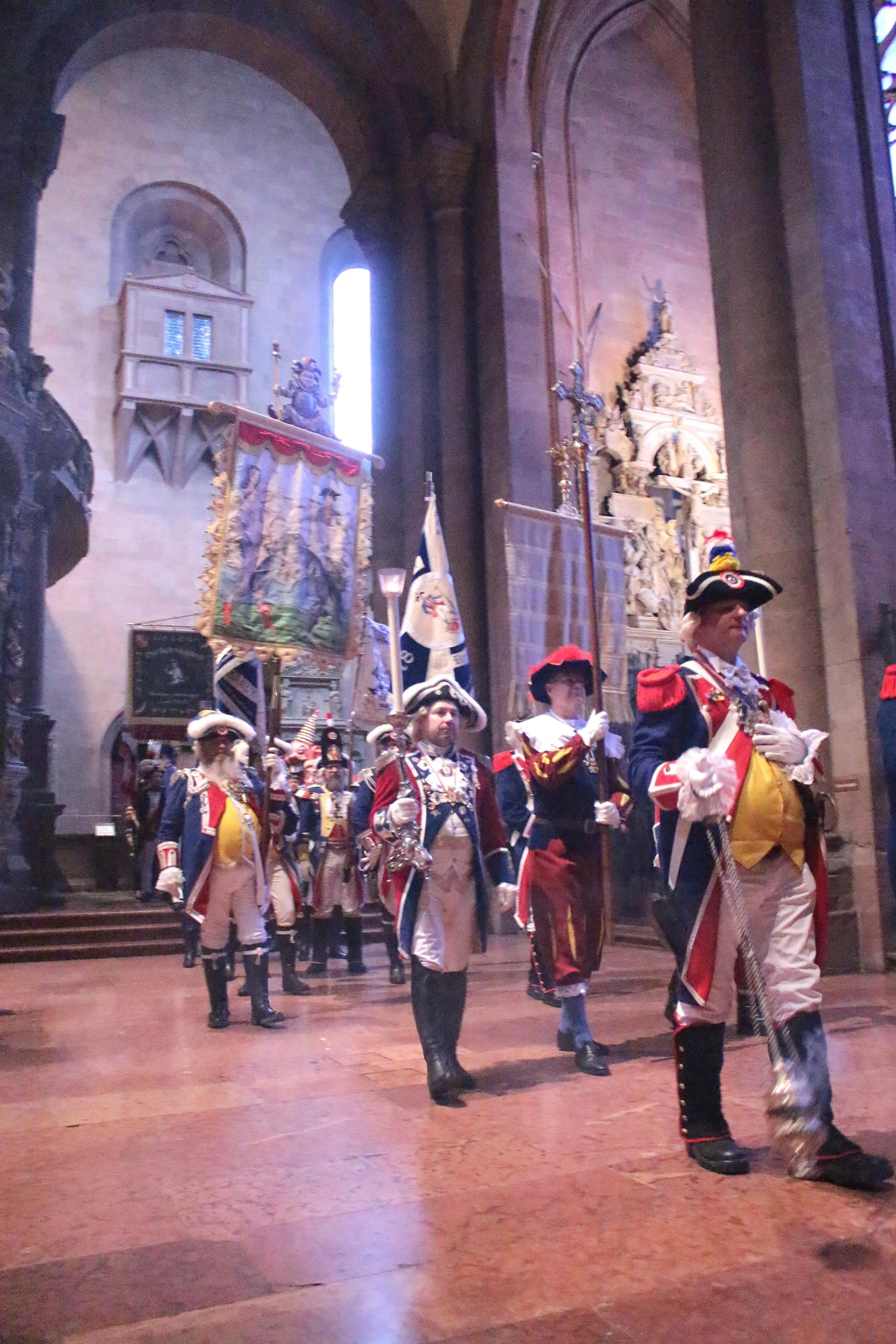 Mainz, 11. Februar 2024: Der Einzug der Garden beim Gottesdienst am Fastnachtssonntag im Mainzer Dom.