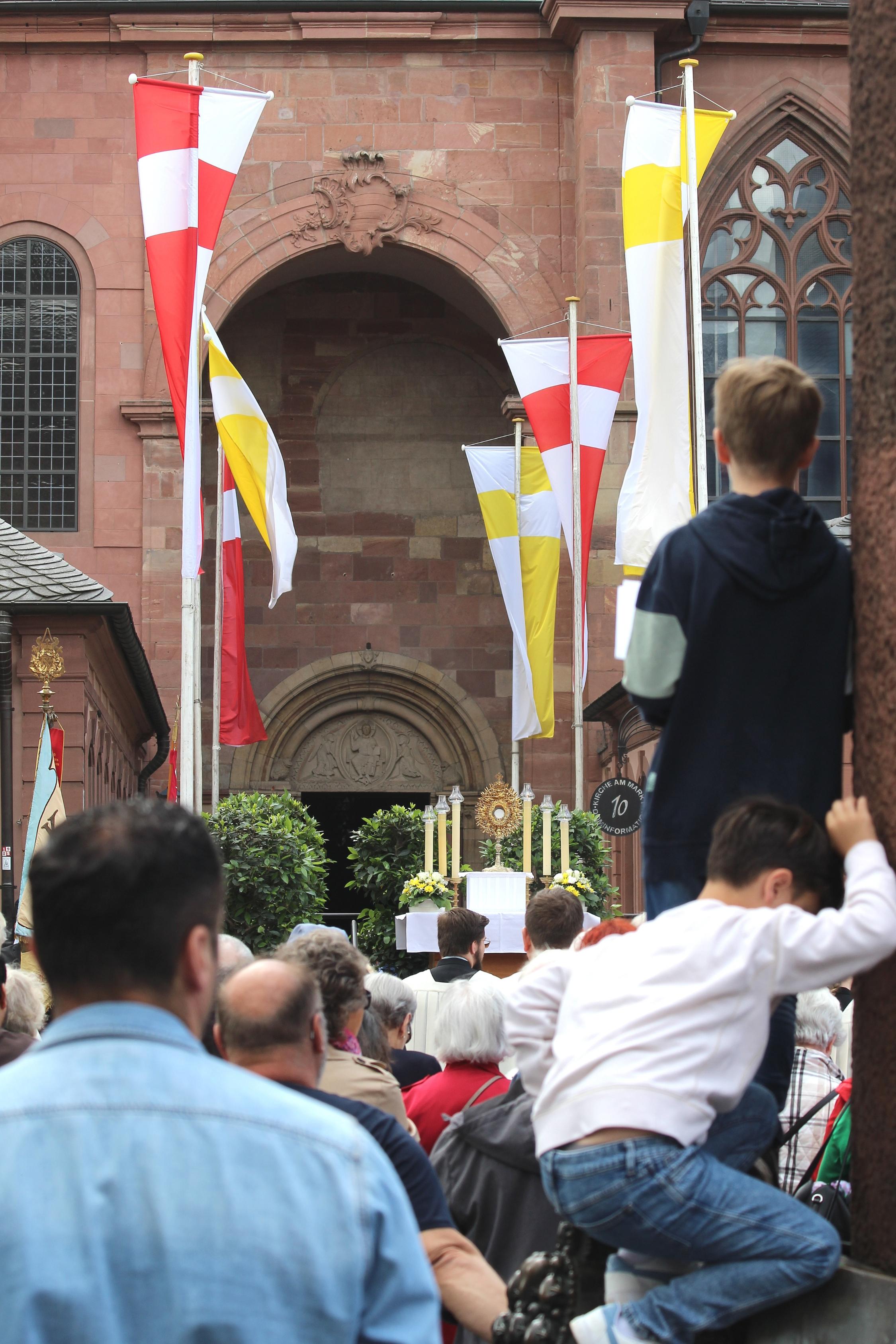 Mainz, 30. Mai 2024: Auf dem Sockel der Heunensäule hat man auch an Fronleichnam eine gute Sicht.