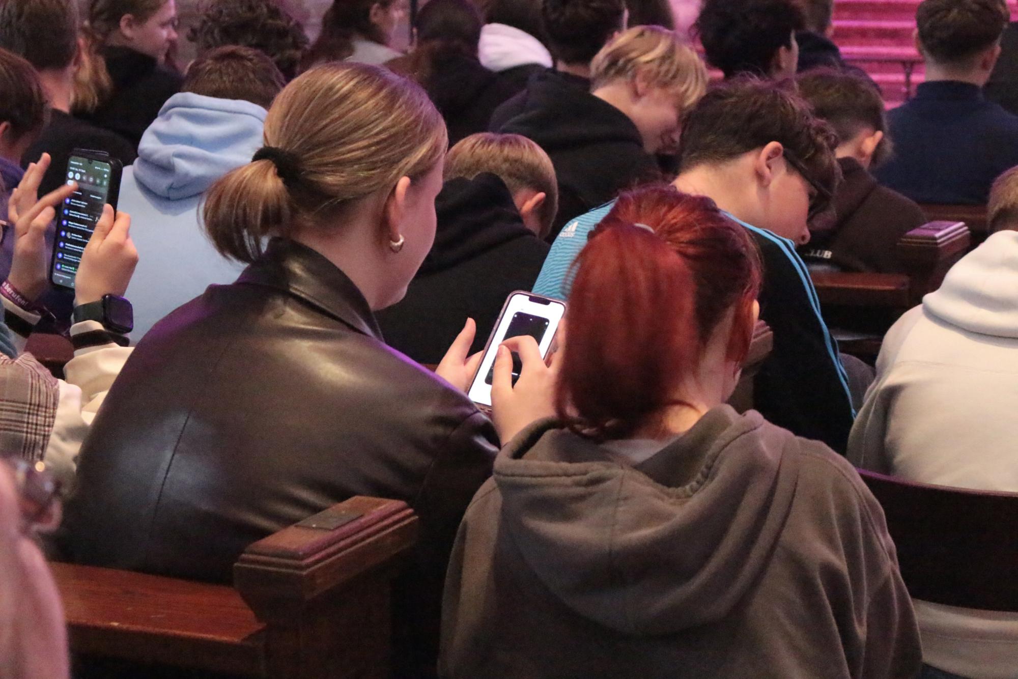 Mainz, 14. September 2024: Die Jugendlichen konnten im Mainzer Dom ihre Fragen an Bischof und die anderen Firmspender mit dem Handy stellen. (c) Bistum Mainz / Blum