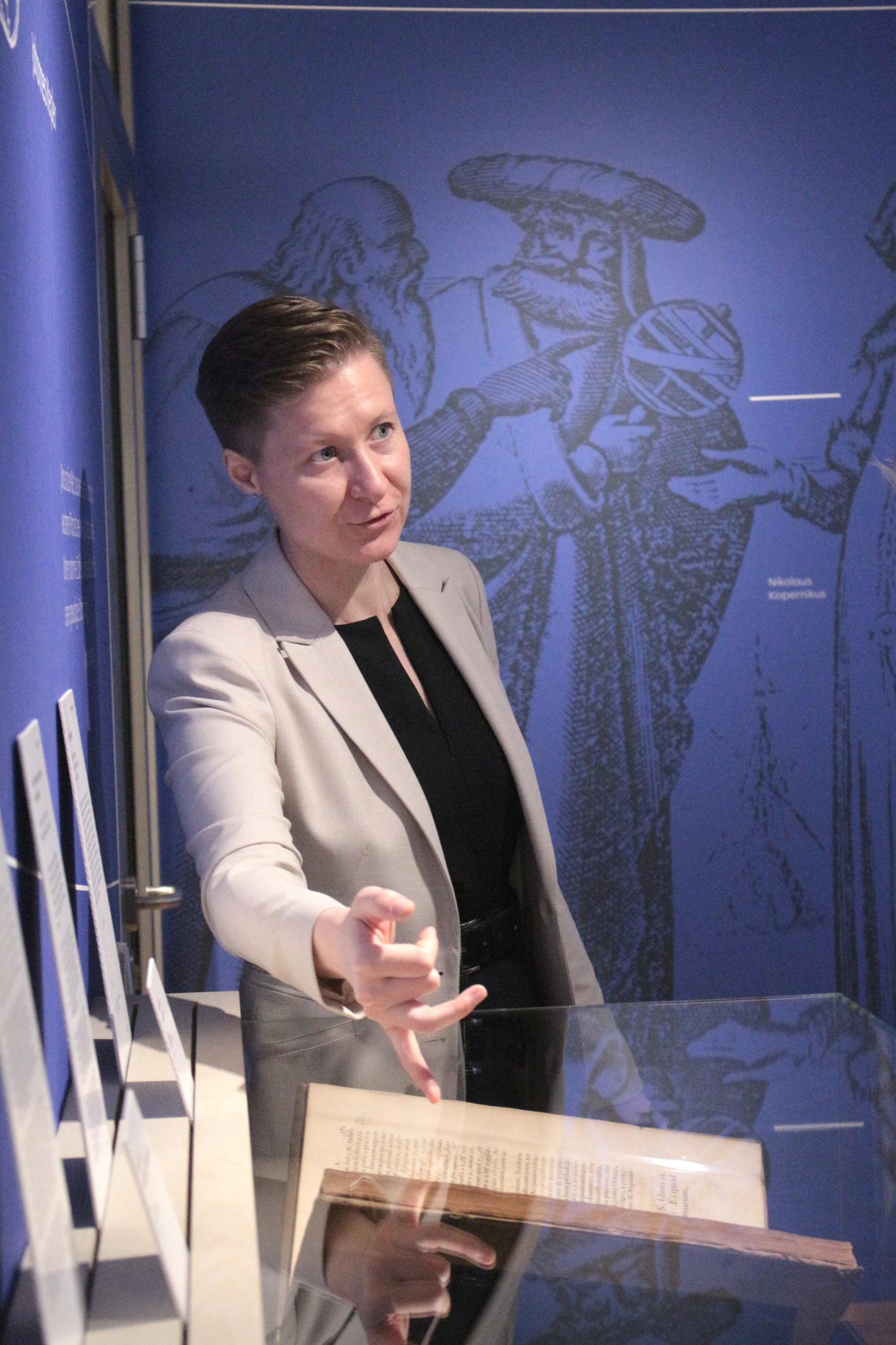 Mainz, 26. September 2024: Dr. Hedwig Suwelack beim Rundgang durch die Ausstellung Weltallwissen.