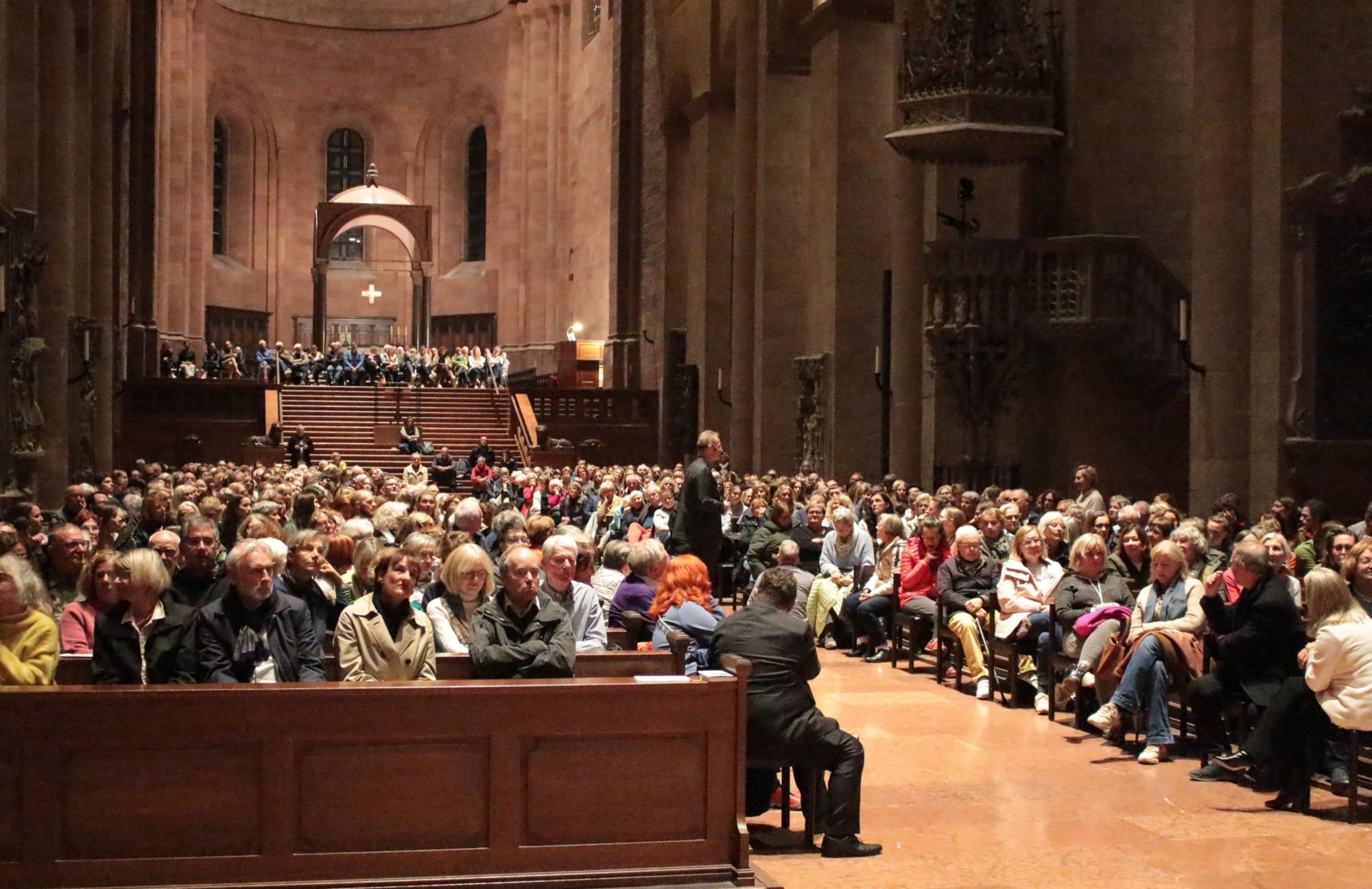 Mainz, 30. September 2024: Über 600 Besucher kamen in den Mainzer Dom, um Bernhard Schlink zu hören und ihm Fragen zu stellen. (c) Bistum Mainz / Blum