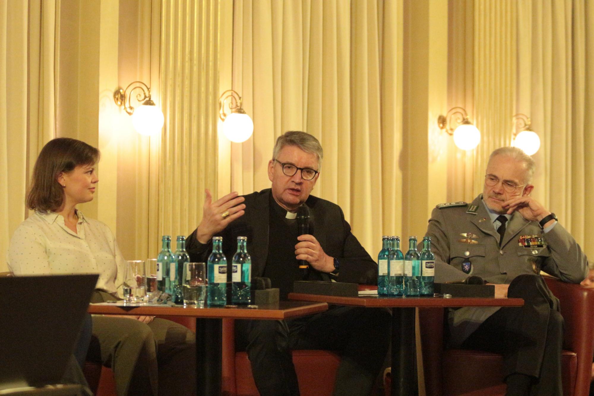 Wiesbaden, 19. November 2024: Bischof Peter Kohlgraf beim Podiumsgespräch des St. Thomas Morus-Empfangs, links Maike Seelhorst, rechts Oberst Siegfried Zeyer. (c) Bistum Mainz / Blum