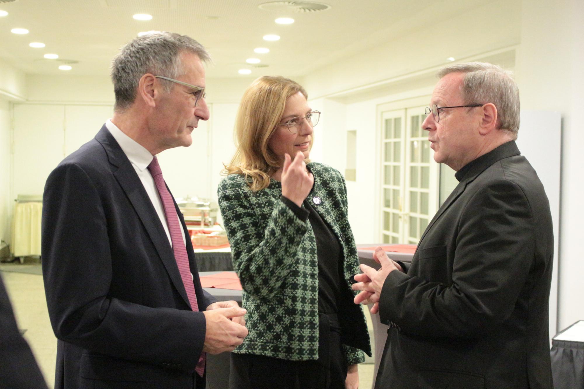 Mainz, 21. November 2024: Landtagspräsident Hendrik Hering (links) und Sabine Bätzing-Lichtenthäler im Gespräch mit Bischof Georg Bätzing. (c) Bistum Mainz / Blum