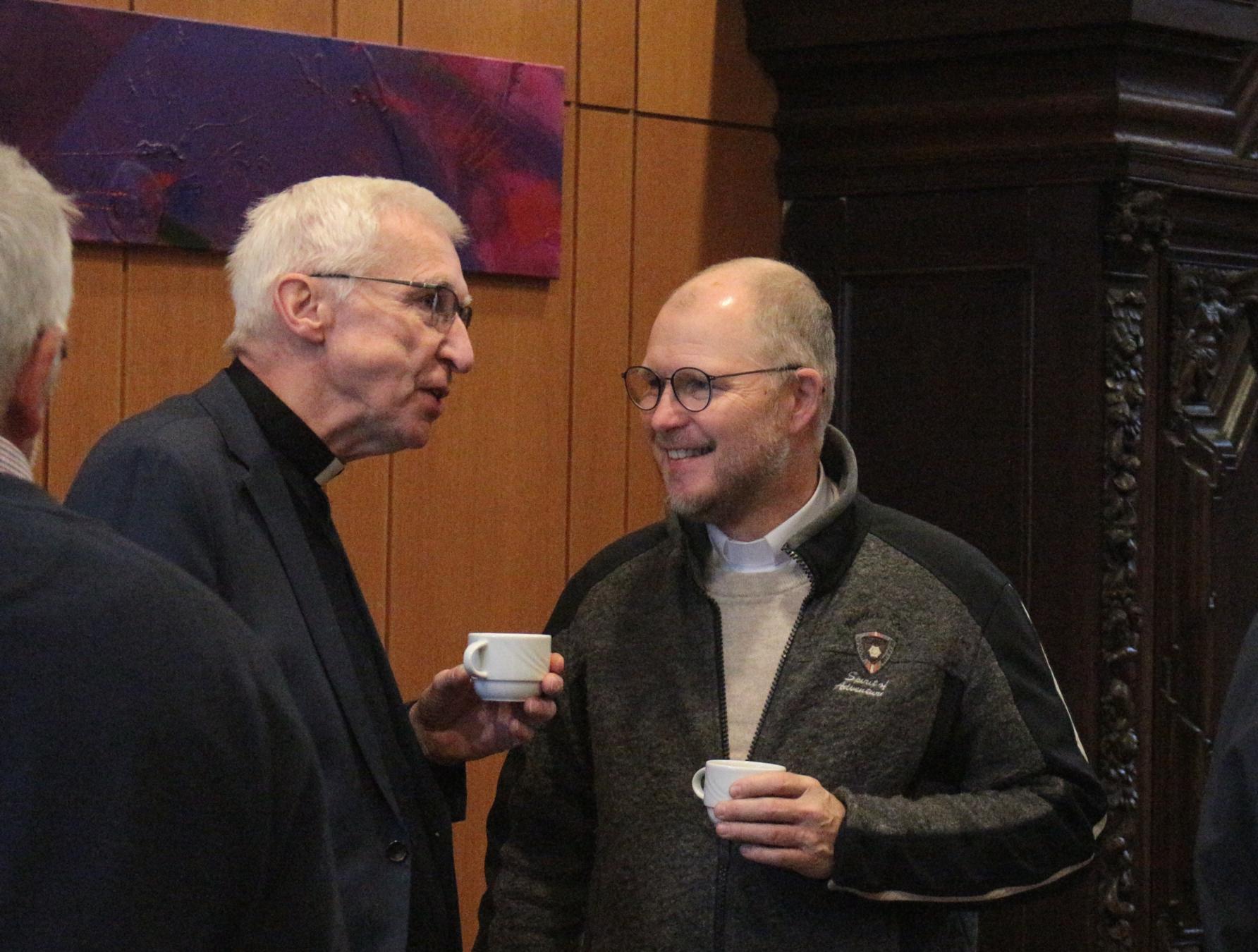 Mainz, 30. November 2024: Der Sprecher der Ständigen Diakone, Stefan Faust (rechts), im Gespräch mit Domkapitular Franz-Rudolf Weinert. (c) Bistum Mainz / Blum