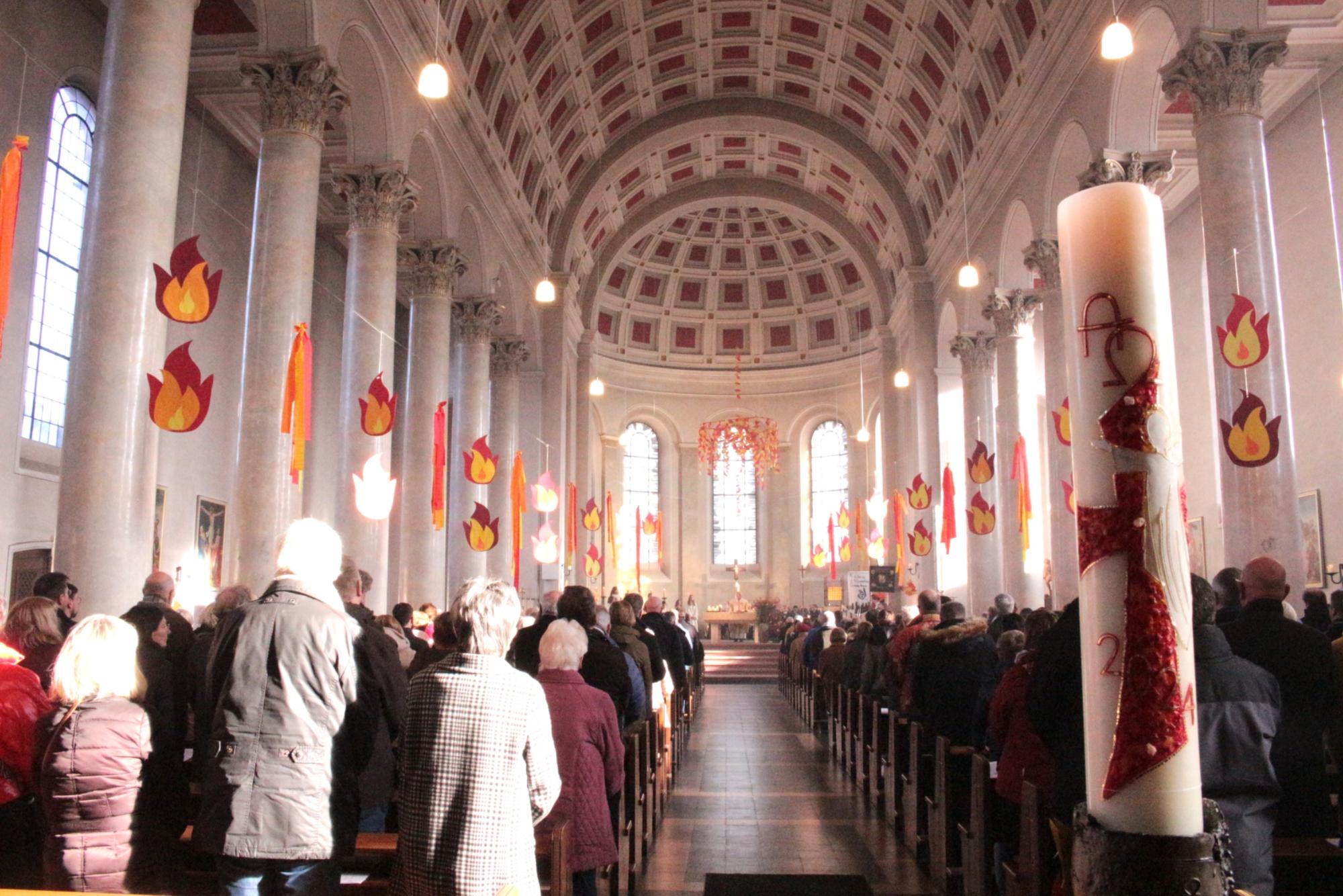 Bensheim, 12. Januar 2025: Zum Gründungsgottesdienst der neuen Pfarrei Heilig Geist an der Bergstraße war die mit Feuerzungen geschmückte Kirche St. Georg vollbesetzt. (c) Bistum Mainz / Blum