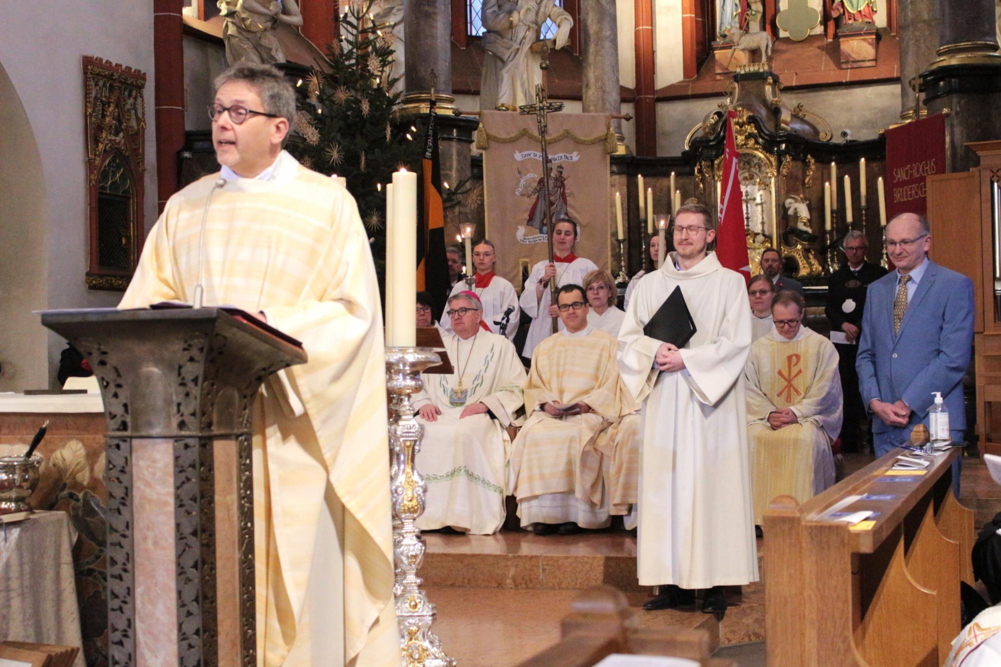 Bingen, 19. Januar 2025: Pfarrer Markus Lerchl am Ambo leitet die Pfarrei zusammen mit (stehend) Koordinator David Haub übernommen und Verwaltungsleiter Knut Wissenbach (rechts). (c) Bistum Mainz / Blum