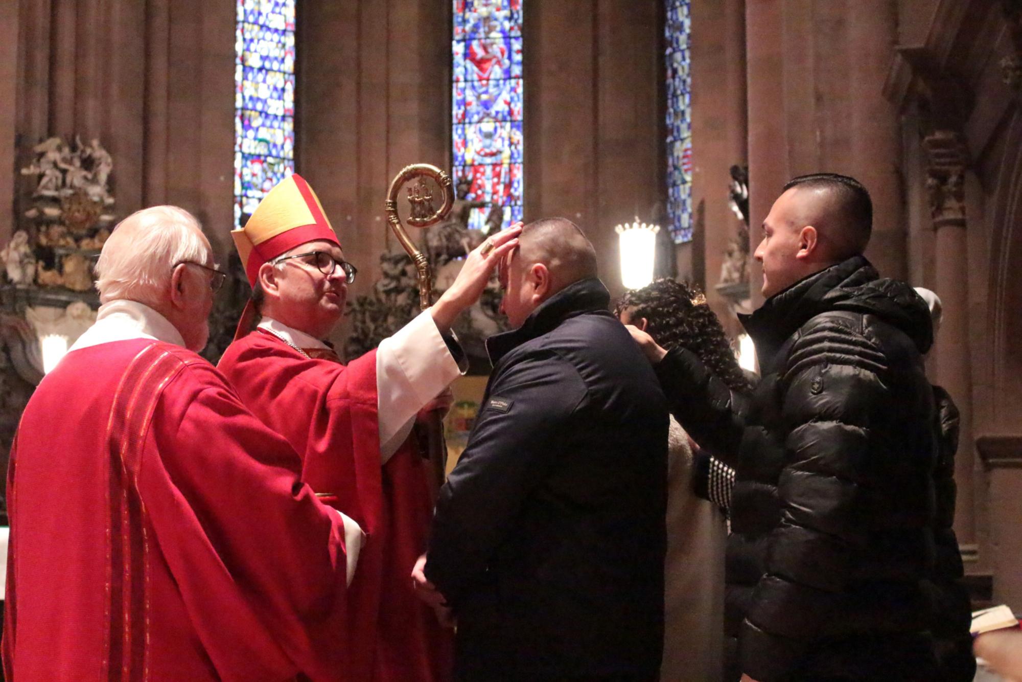 Mainz, 25. Januar 2025: Bischof Peter Kohlgraf bei der Erwachsenenfirmung im Mainzer Dom., begleitet von Diakon Norbert Tiegel (links). (c) Bistum Mainz / Blum