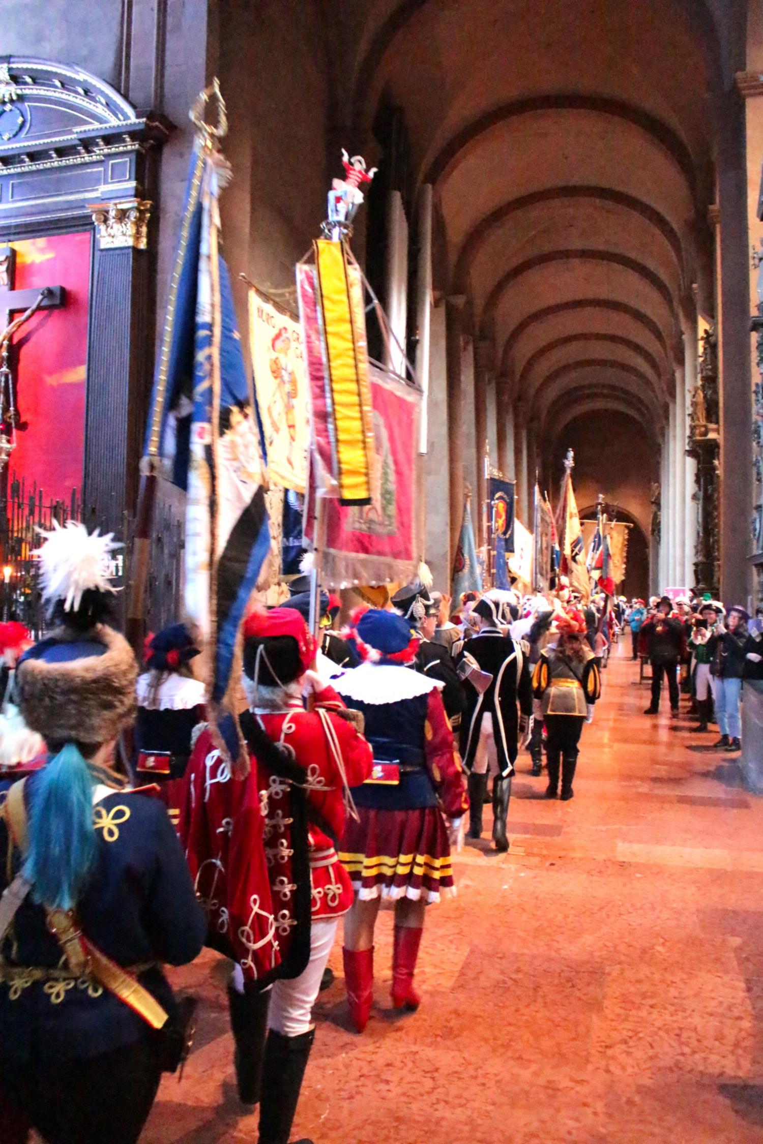 Mainz, 2. März 2025: Einzug der Garden und Fastnachtsvereine beim Gardegottesdienst an Fastnachtssonntag im Mainzer Dom. (c) Bistum Mainz / Blum