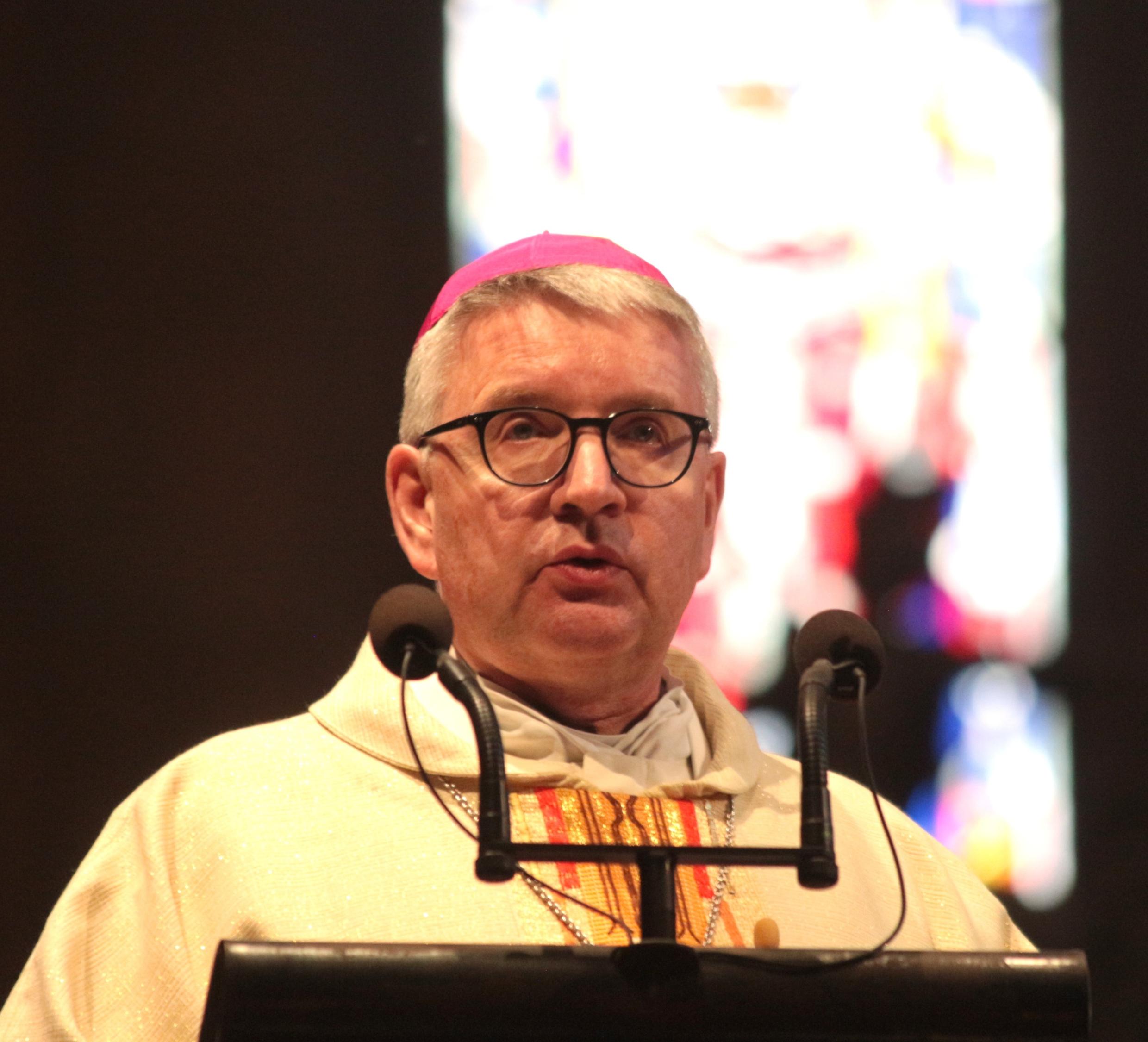 Mainz, 26. April 2025: Der Mainzer Bischof Peter Kohlgraf bezeichnet Papst Franziskus in seiner Predigt als großen und inspirierenden Christen.