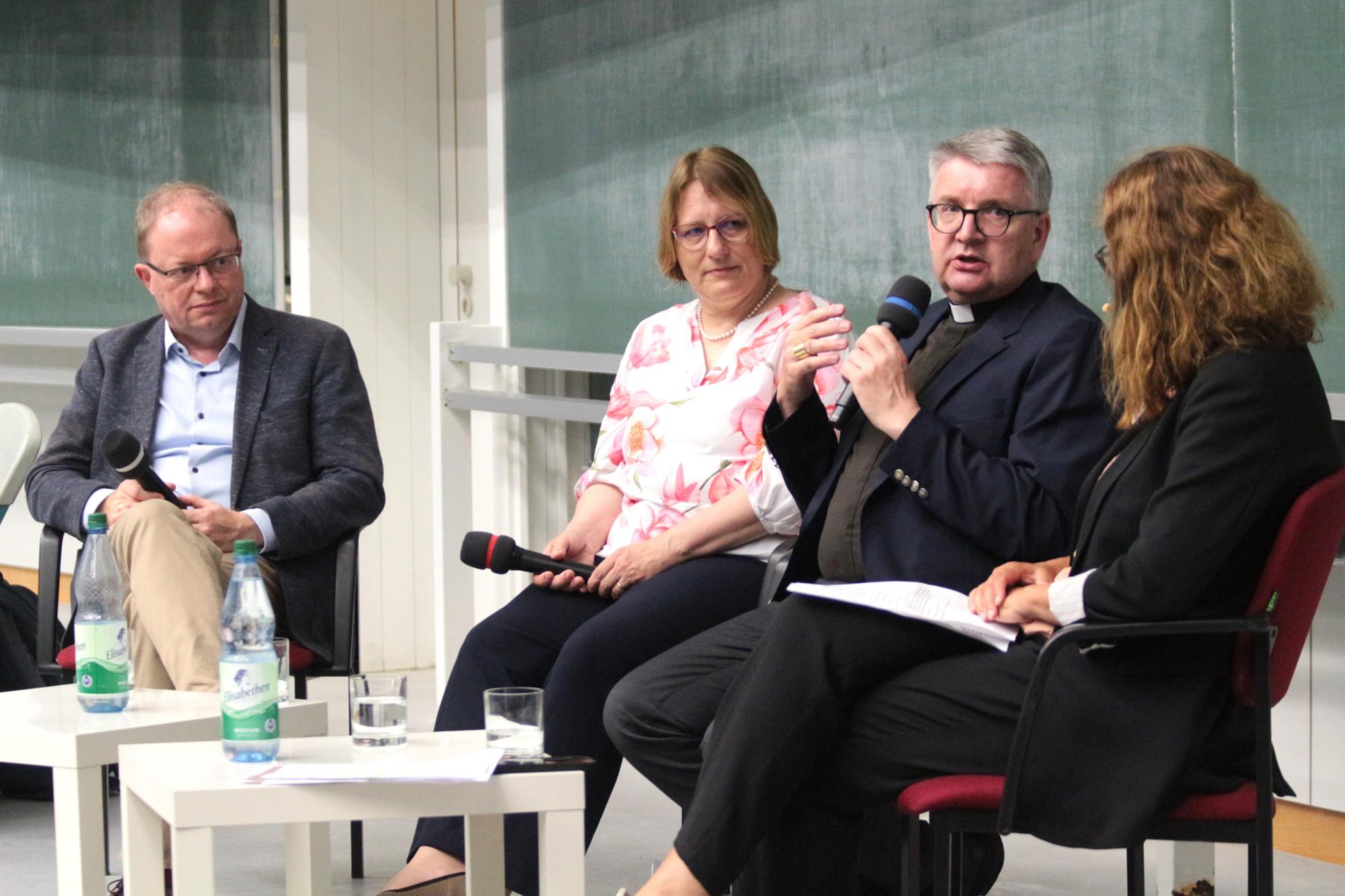 Mainz, 26. Juni 2025: Über erste Eindrücke von Pontifikat von Papst Leo XIV. sprachen (v.l.n.r.): Jürgen Erbacher, Regina Heyder, Bischof Peter Kohlgraf und Antje Pieper. (c) Bistum Mainz / Blum