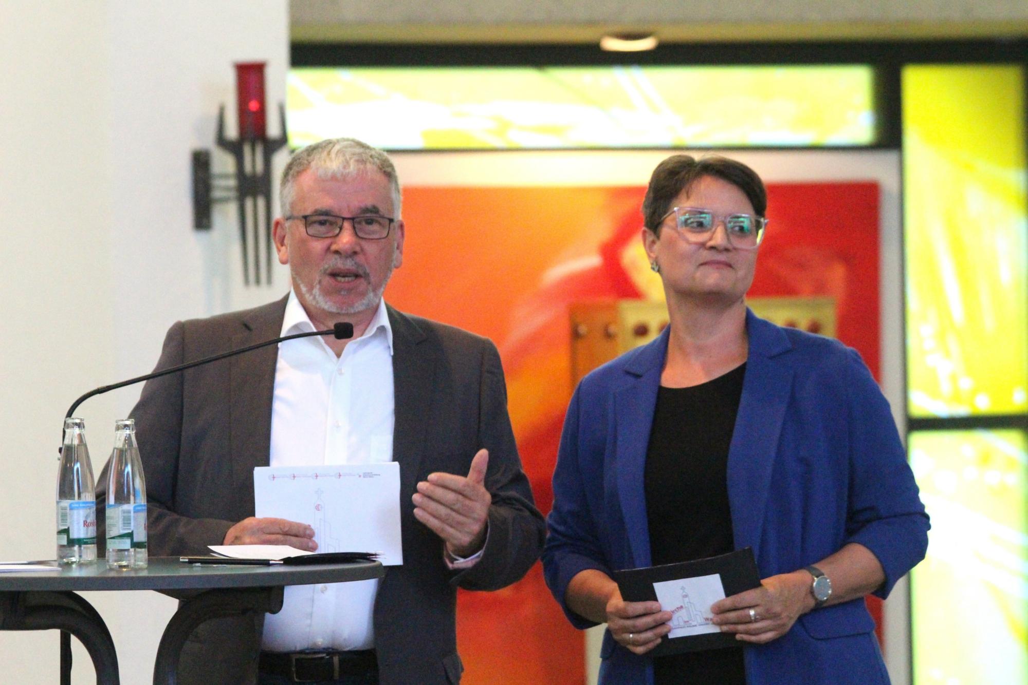 Friedberg, 10. September 2025: Die Moderation hatten Bernd Lülsdorf und Dr. Sonja Petersen übernommen. (c) Bistum Mainz / Blum