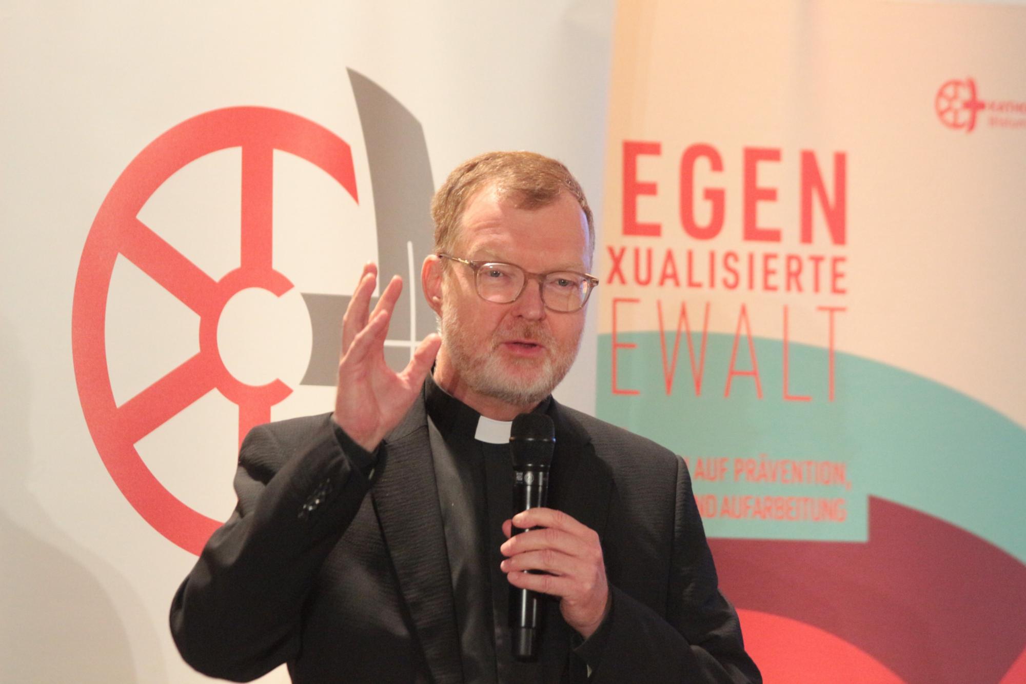 Mainz, 25. September 2025: Pater Hans Zollner SJ bei seinem Impuls zum Auftakt des Podiums gegen sexualisierte Gewalt. (c) Bistum Mainz / Blum
