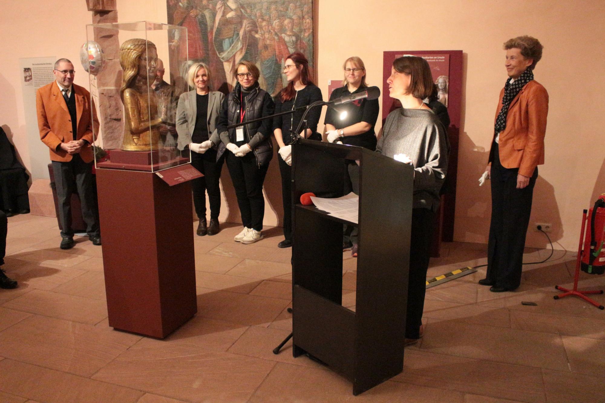 Mainz, 30. Oktober 2025: Mit sehr großer Herzlichkeit verabschiedeten sich die Mitarbeiterinnen und Mitarbeiter mit persönlichen Geschenken von ihrem Chef, Winfried Wilhelmy (ganz links). (c) Bistum Mainz / Blum