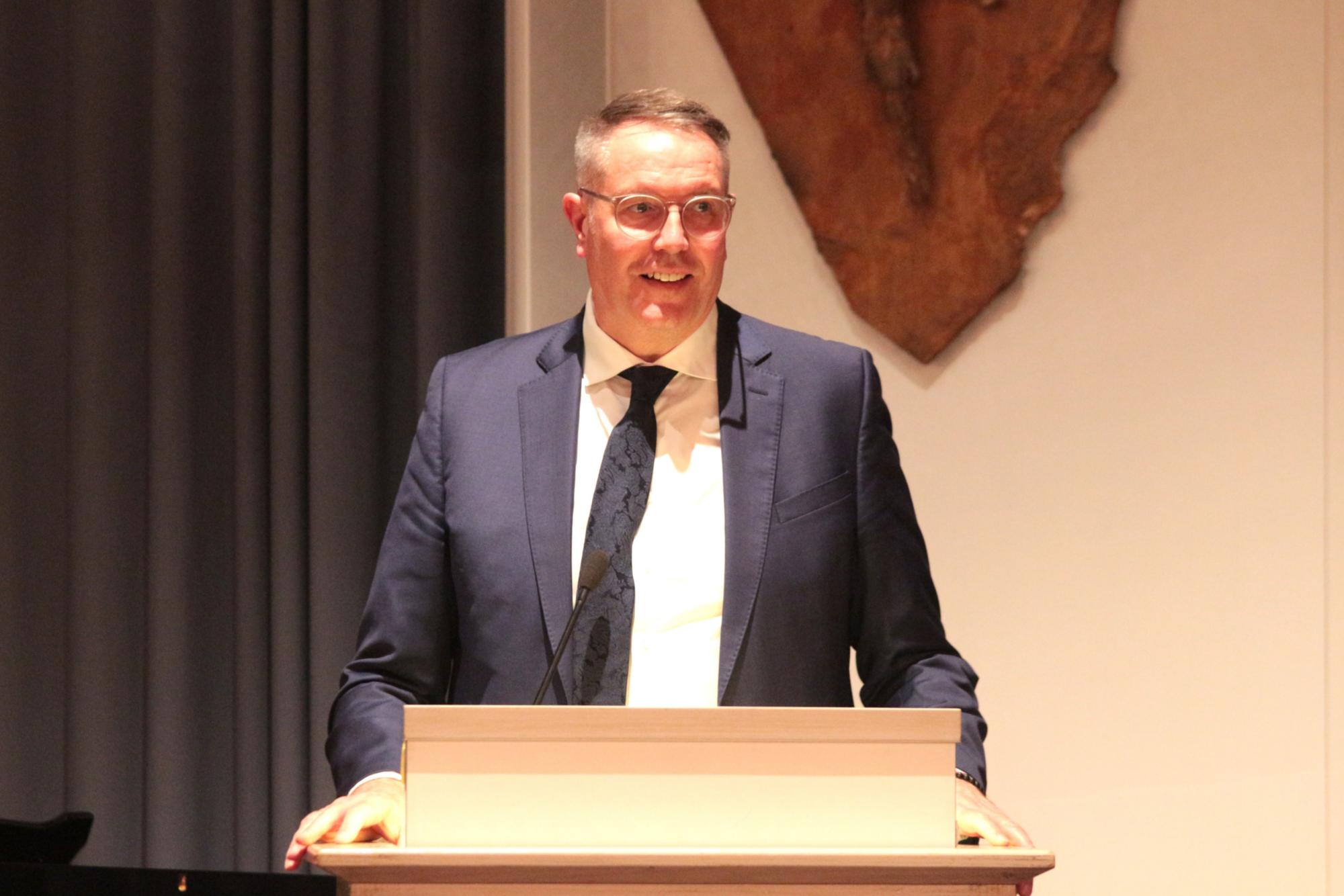 Mainz, 11. November 2025: Der rheinland-pfälzische Ministerpräsident Alexander Schweitzer bei seinem Grußwort zum St. Martinsempfang im Erbacher Hof. (c) Bistum Mainz / Blum