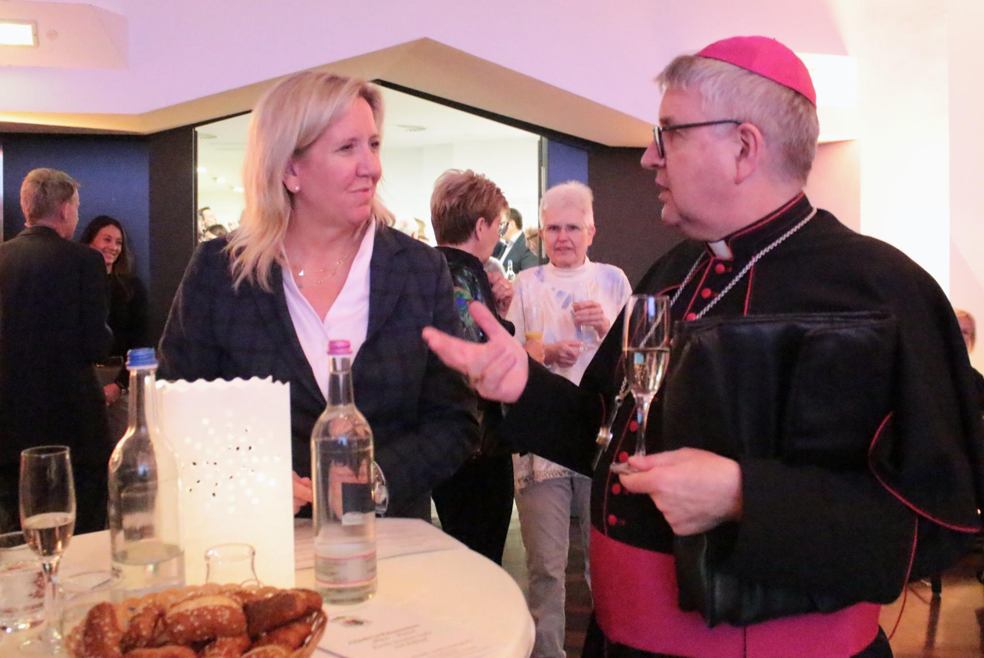Mainz, 16. November 2025: Bischof Peter Kohlgraf im Gespräch mit Ines Claus. Die CDU-Fraktionsvorsitzende im Hessischen Landtag ist im Vorstand der Stiftung Hoher Dom zu Mainz. (c) Bistum Mainz / Blum