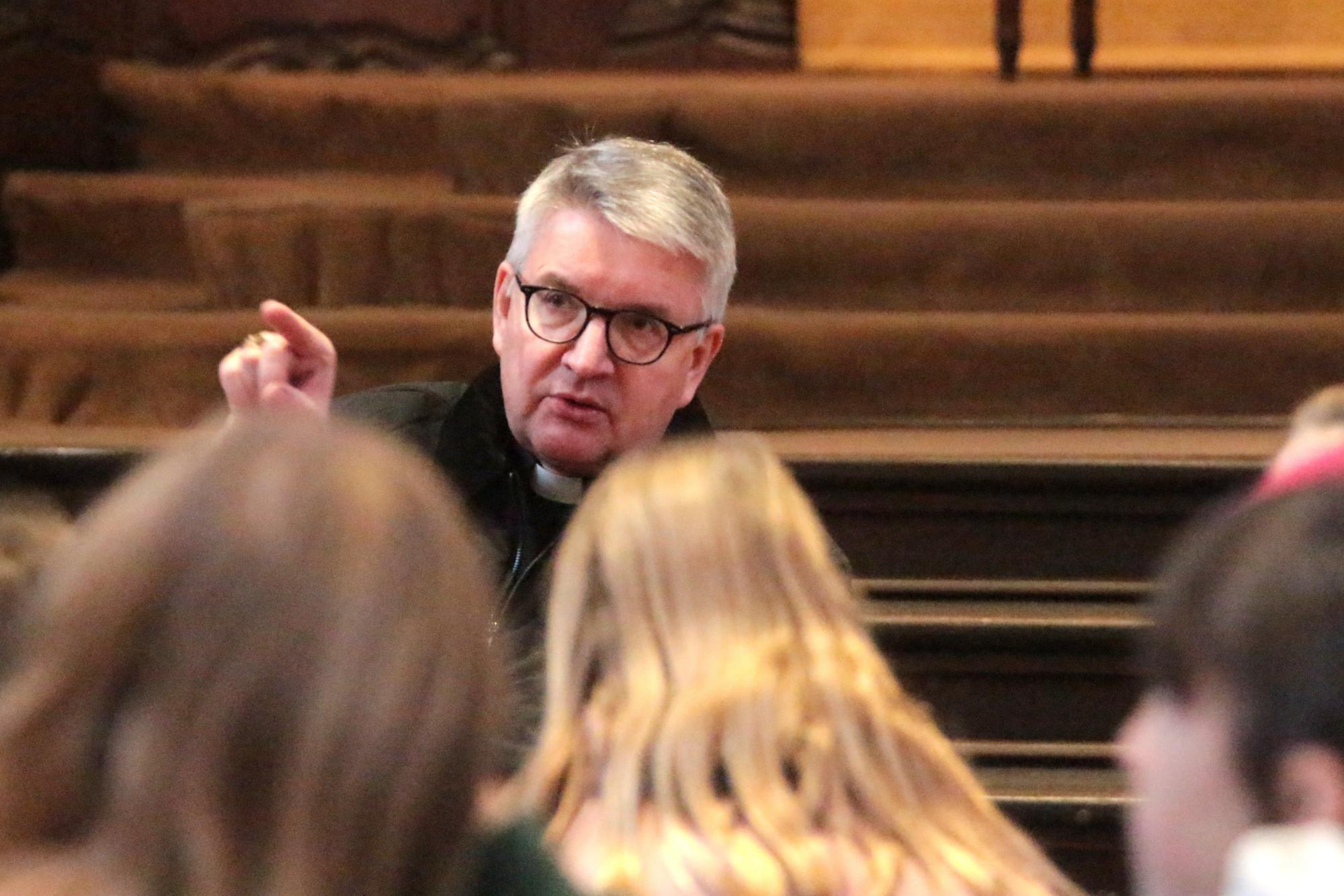 Mainz, 21. November 2025: Nach der Vorlesestunde beantworte Bischof Peter Kohlgraf noch Fragen zum Mainzer Dom. (c) Bistum Mainz / Blum