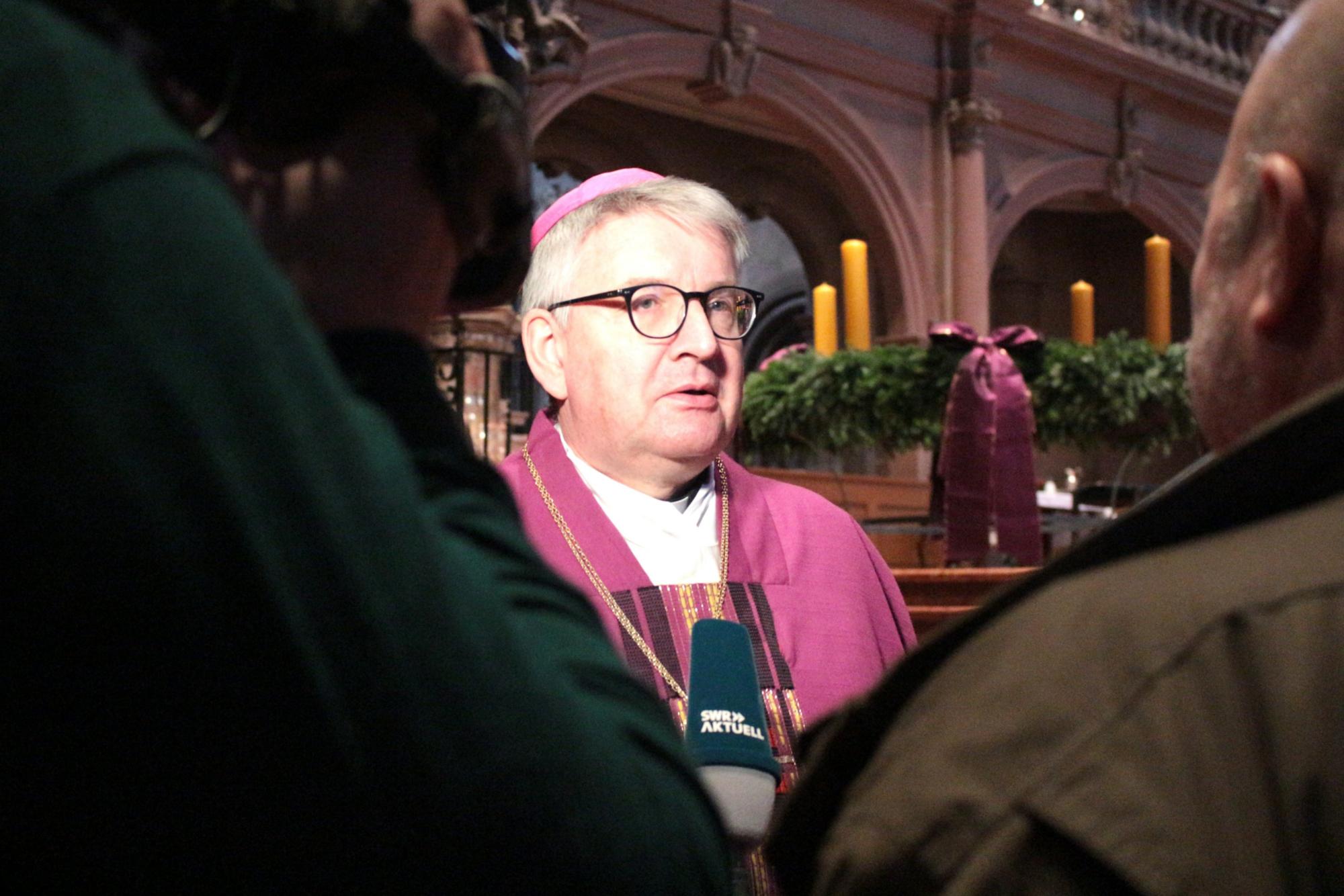 Mainz, 30. November 2025: SWR-Interview mit Bischof Peter Kohlgraf nach dem Gottesdienst im Mainzer Dom. (c) Bistum Mainz / Blum