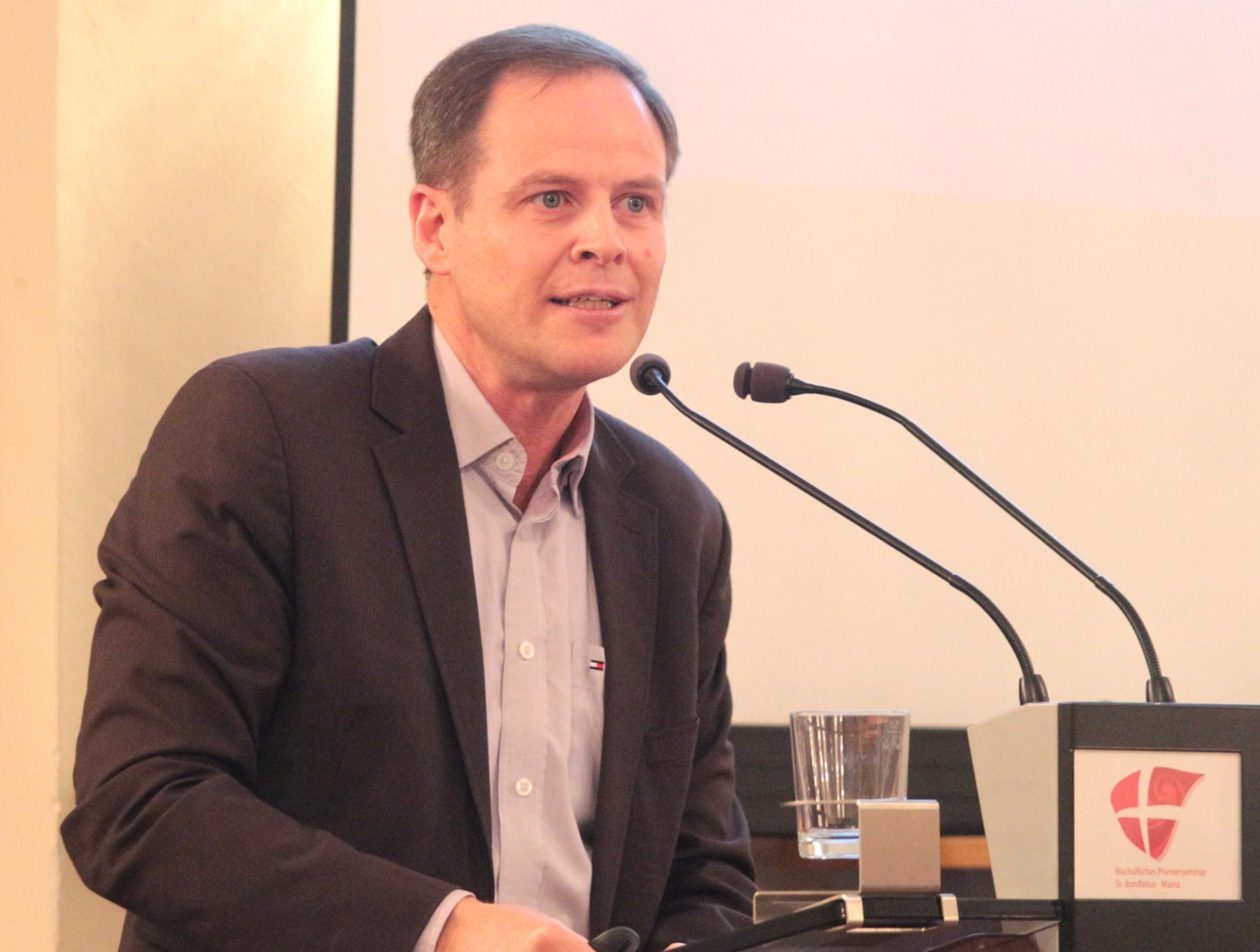 Mainz, 8. Dezember 2025. Den Festvortrag hielt Ökumene-Referent Dr. Leandro Fontana. (c) Bistum Mainz / Blum