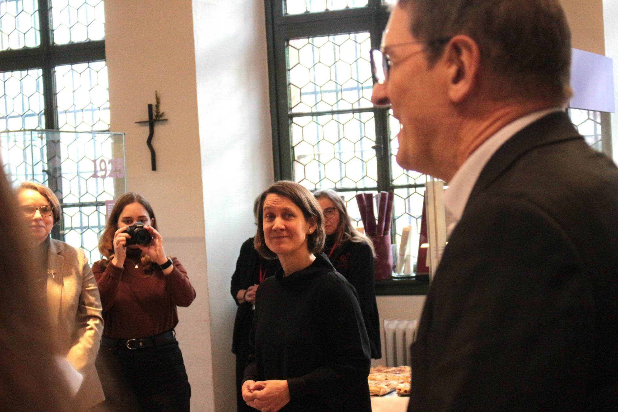 Mainz, 11. Dezember 2025: Baudezernent Johannes Krämer wünschte der neuen Museumsdirektorin Anja Lempges (Mitte) alles Gute für die neue Aufgabe. (c) Bistum Mainz / Blum