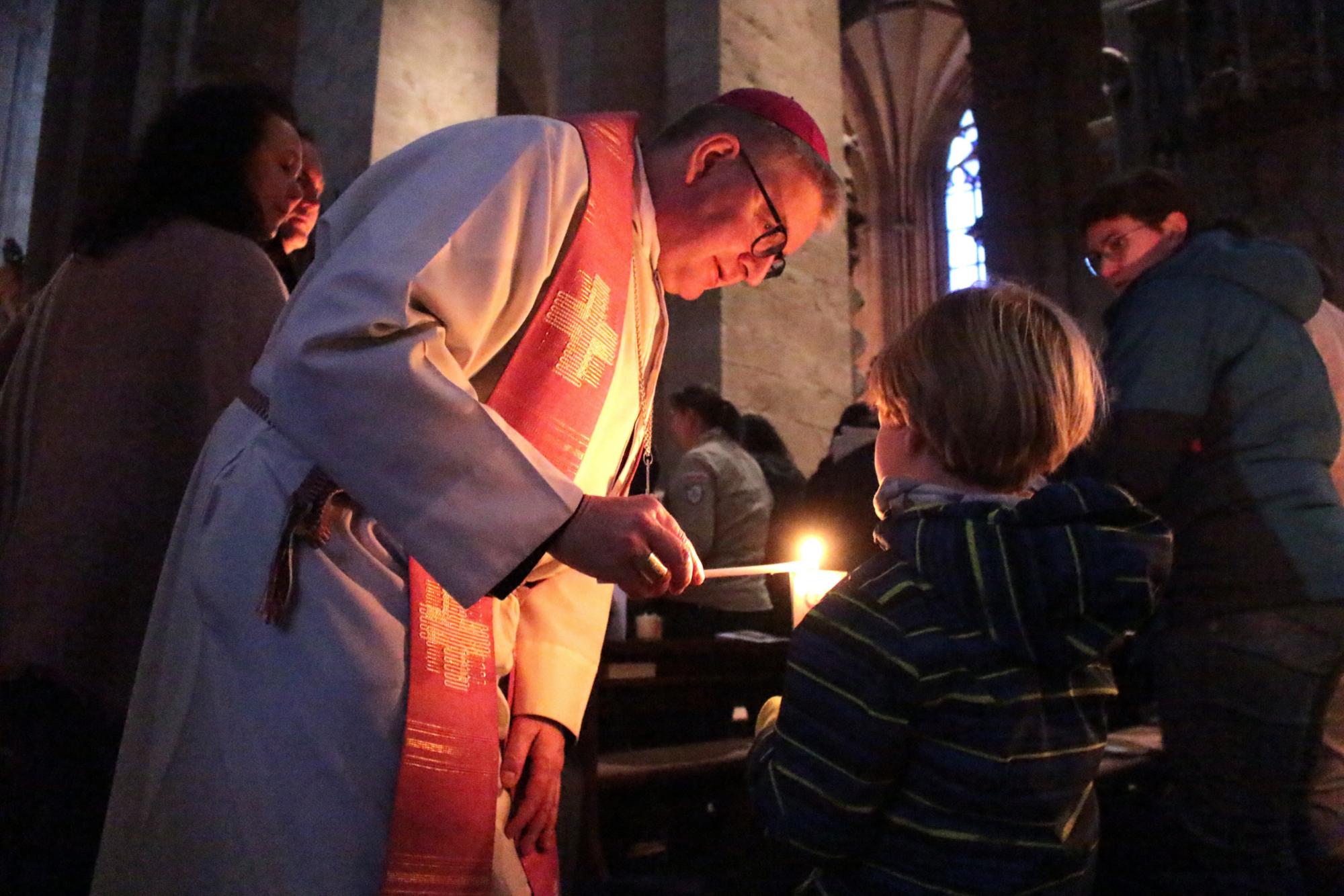 Mainz, 14. Dezember 2025: Bischof Peter Kohlgraf kam mit dem Friedenslicht aus Bethlehem in die Bankreihen. (c) Bistum Mainz / Blum