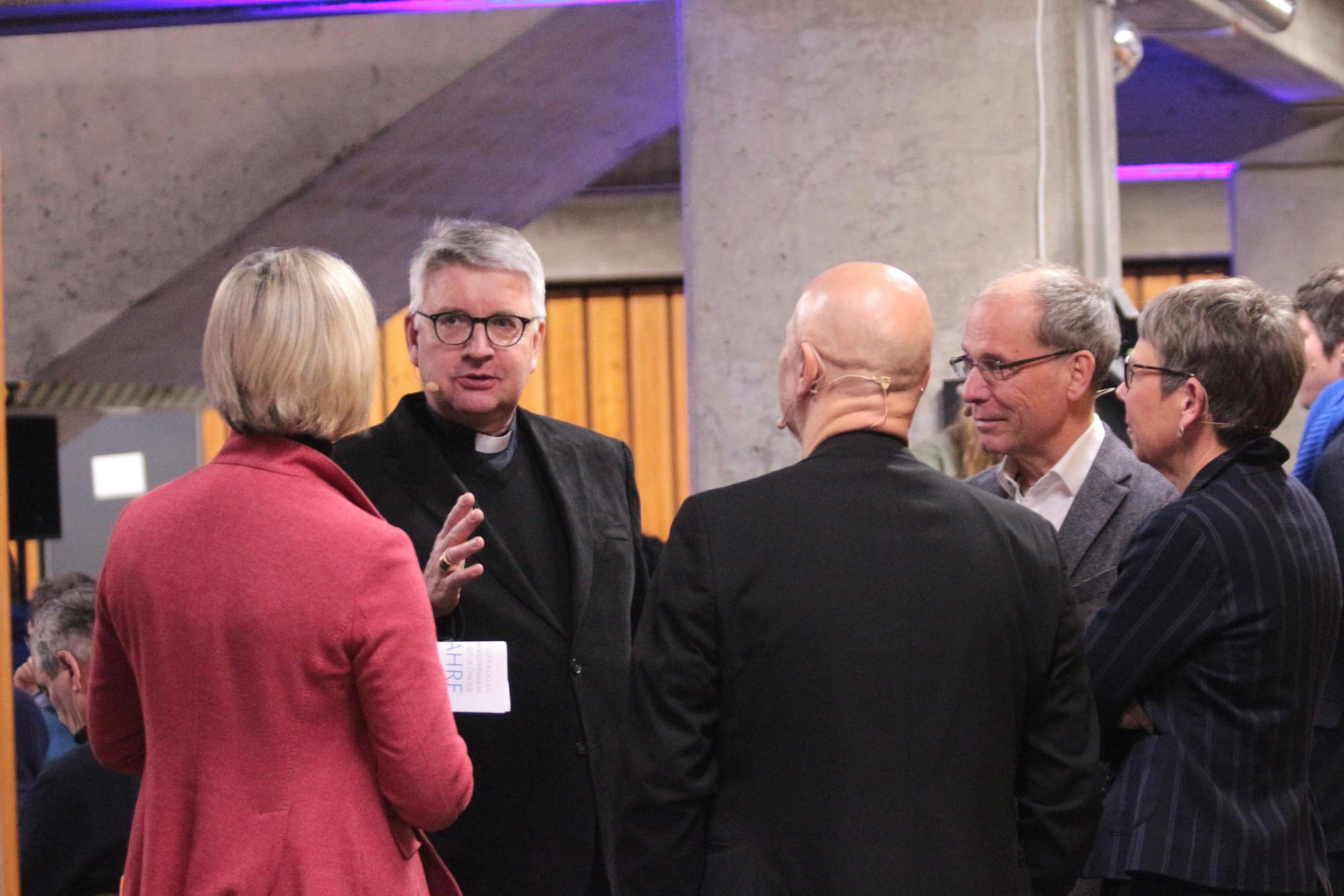 Mainz, 13. Januar 2026: Bischof Peter Kohlgraf im Vorgespräch mit den Podiumsteilnehmern. (c) Bistum Mainz / Blum