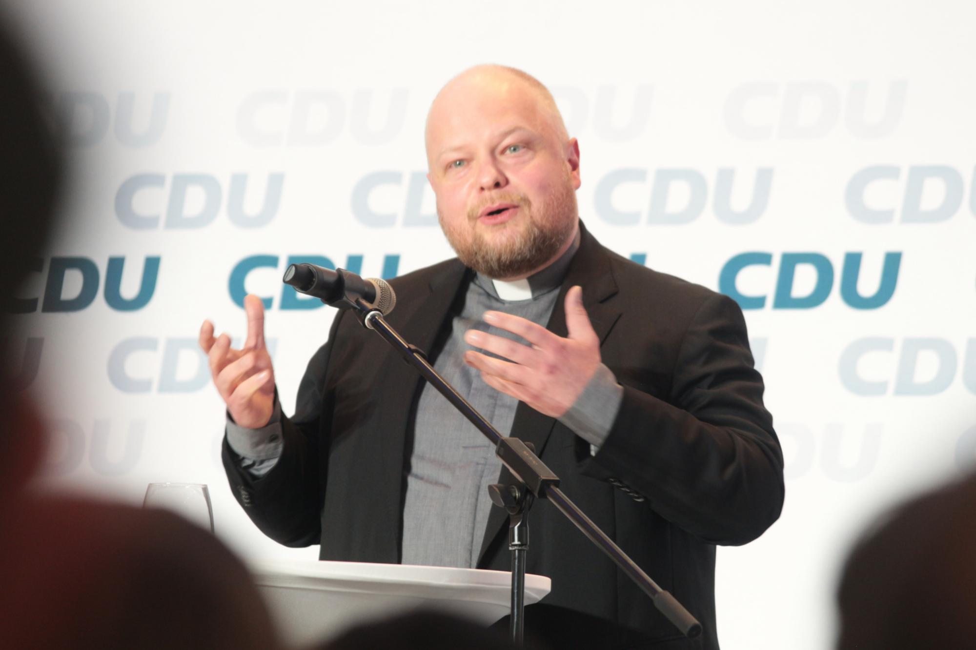 Wiesbaden, 17. Januar 2026: Der Mainzer Generalvikar Dr. Sebastian Lang bei seiner Replik auf die Keynote von Bruno Kahl. (c) Bistum Mainz / Blum