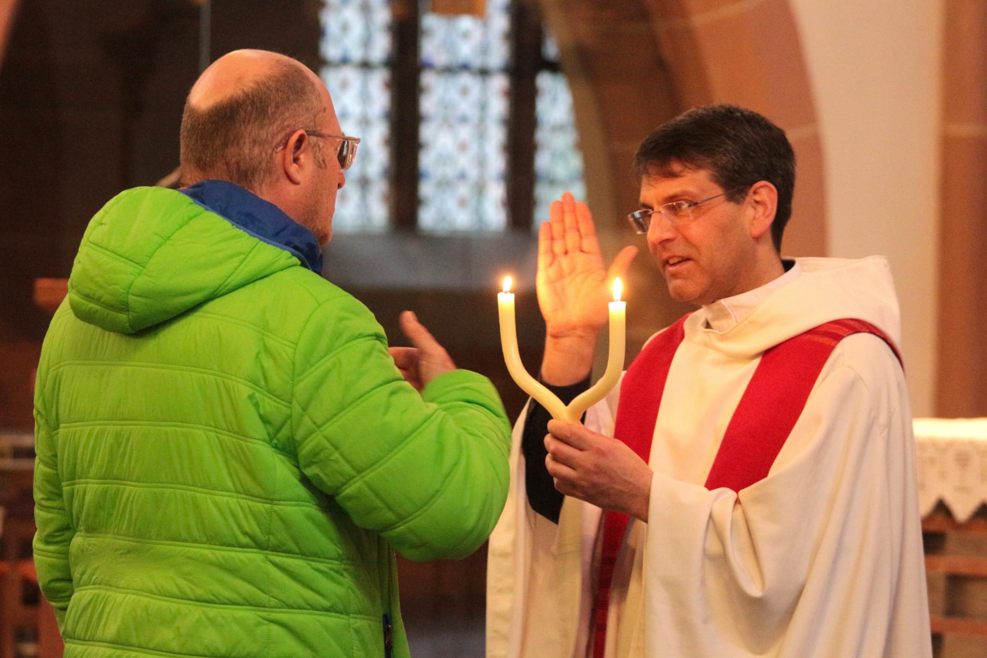 Mainz, 3. februar 2026: Pfarrer Johannes Zepezauer spendet den Blasius-Segen to go in St. Quintin. (c) Bistum Mainz / Blum