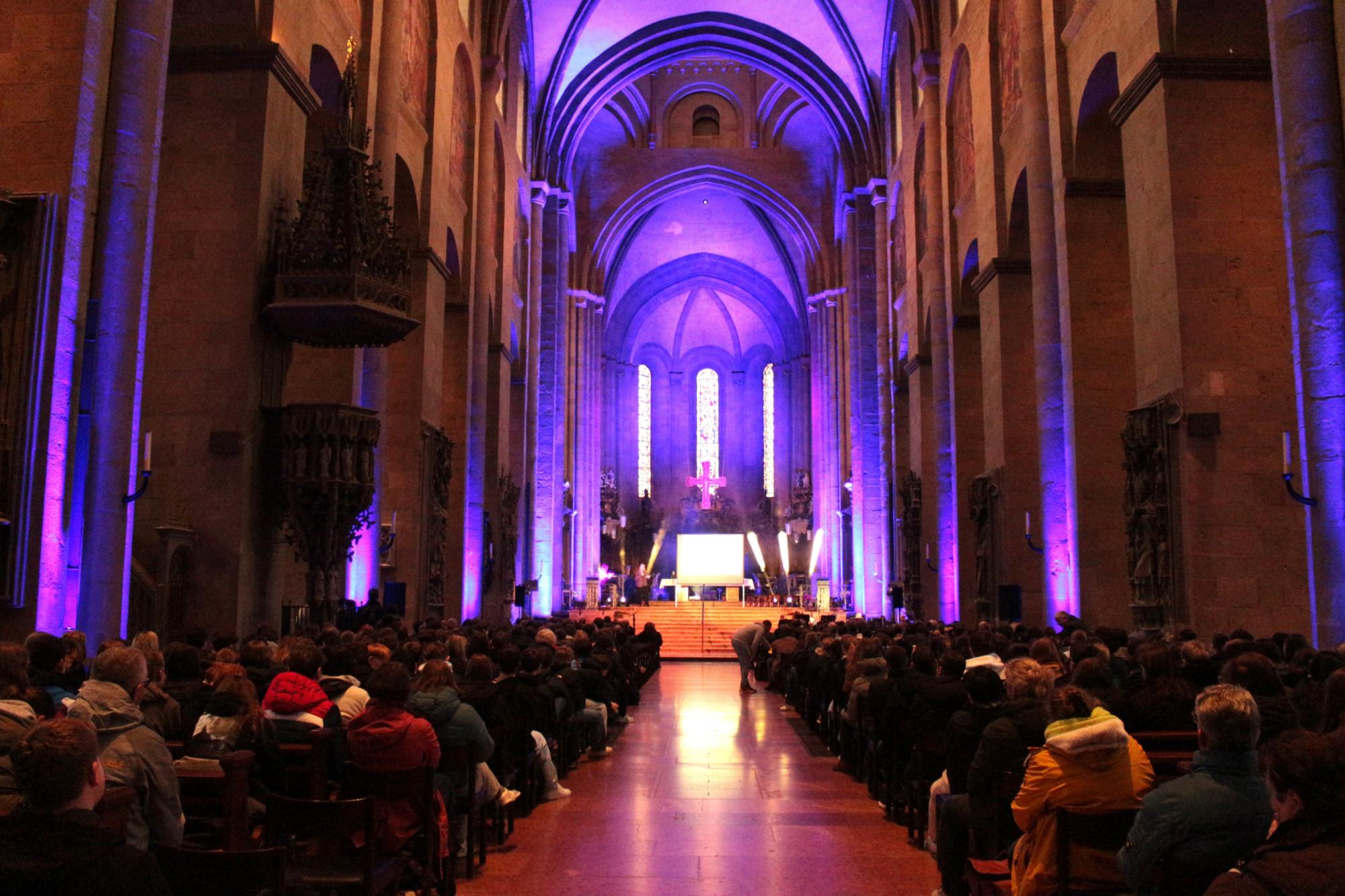 Mainz, 28. März 2026: Rund 650 Firmbewerberinnen und Firmberwerber aus dem ganzen Bistum Mainz waren zusammen mit rund 150 Katecheten und Begleitpersonen zu einem Begegnungstag in den Mainzer Dom gekommen. (c) Bistum Mainz / Blum