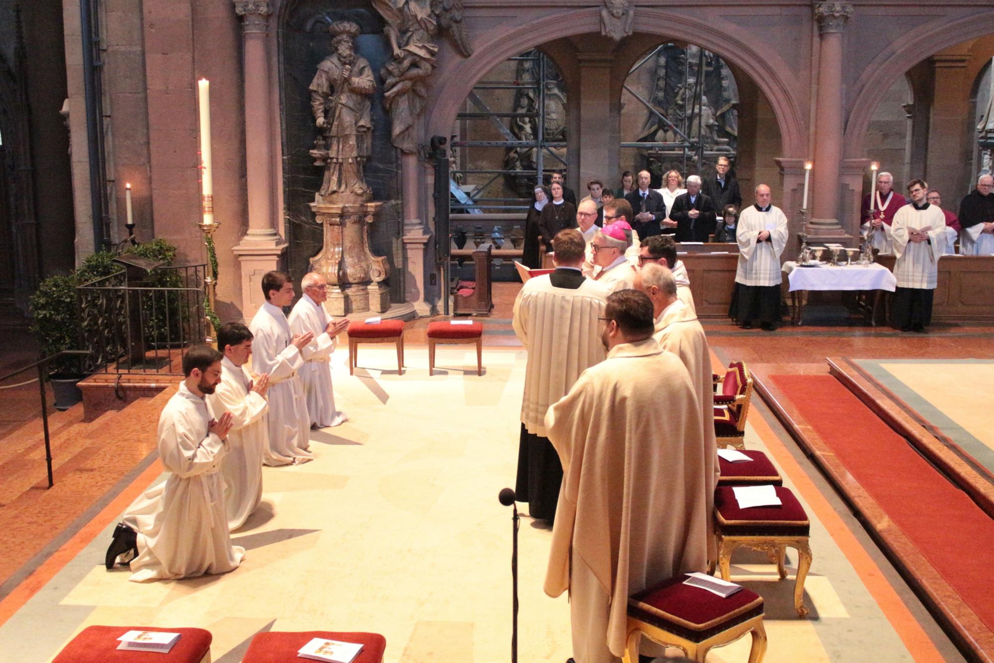 Mainz, 18. April 2026: Die Weihe erfolgt durch Handauflegung und das anschließende Weihegebet des Bischofs. (c) Bistum Mainz / Blum