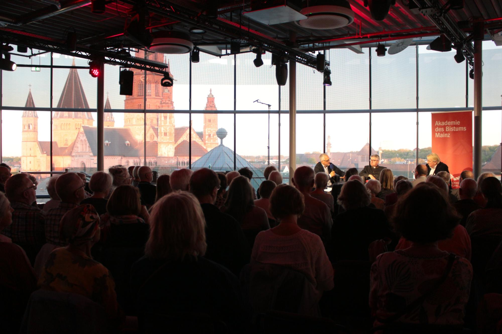 Mainz, 23. April 2026: Das Glashaus des Mainzer Staatstheaters bietet einen schönen Blick auf den Mainzer Dom. (c) Bistum Mainz / Blum